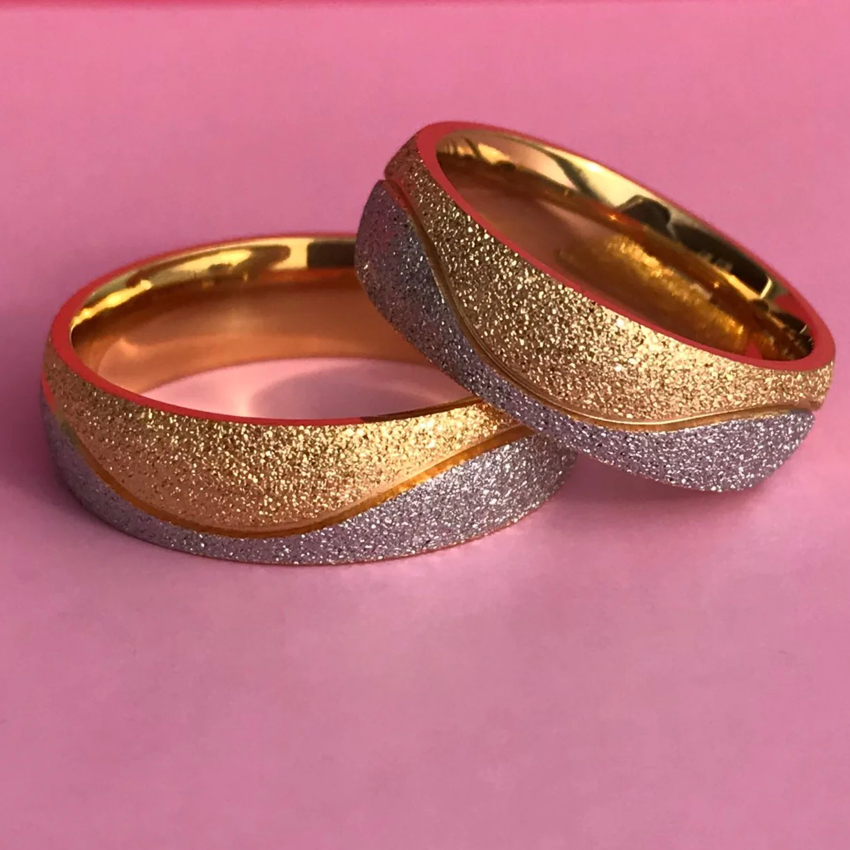 Aliança Aspecto Rugoso com Banda Prateada Cruzada 6mm em Aço - REF00096 - Image 4