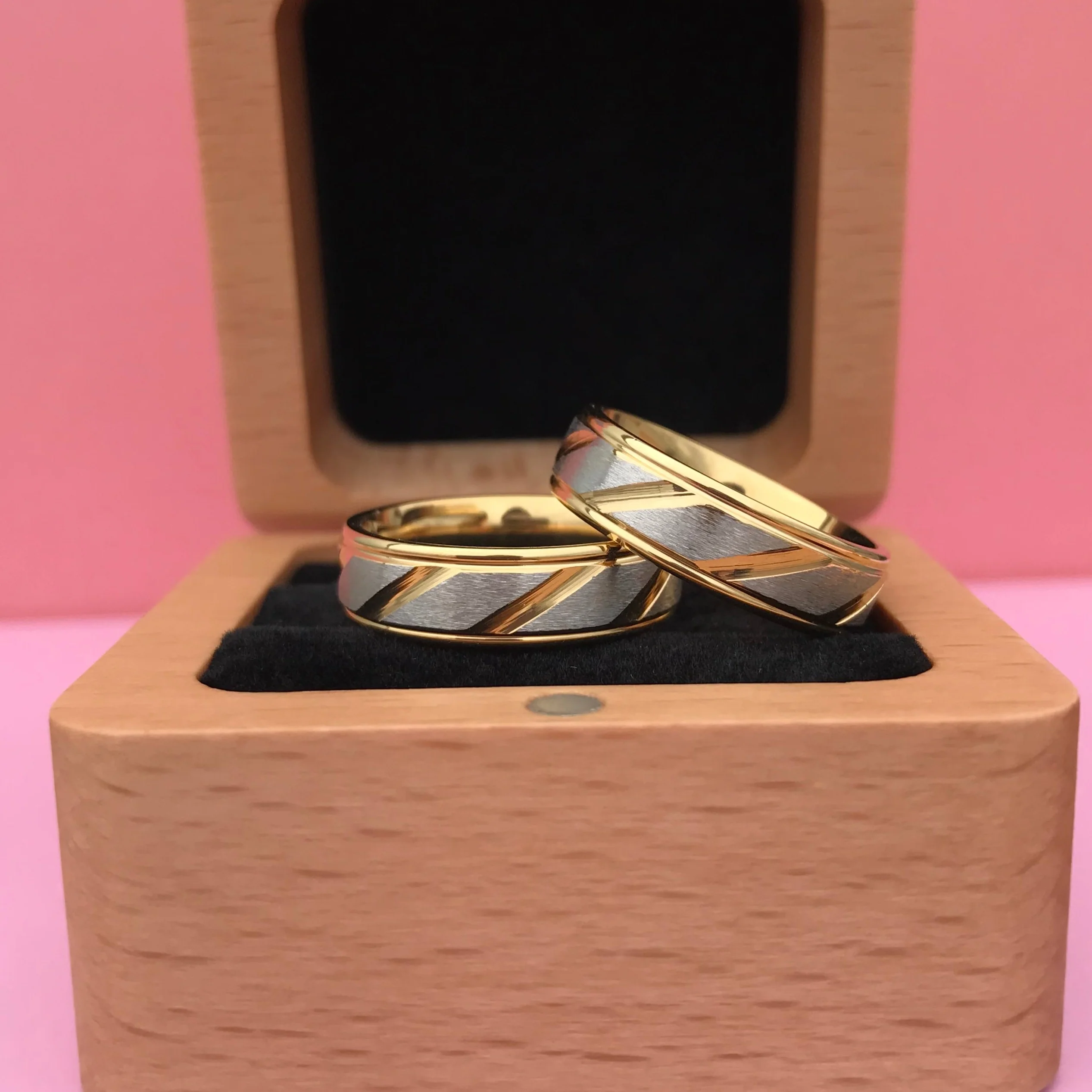 Aliança Dourada com Banda Prateada e Riscos Diagonais 6mm em Aço para Casamento, Namoro ou Compromisso - REF00072 - Image 5