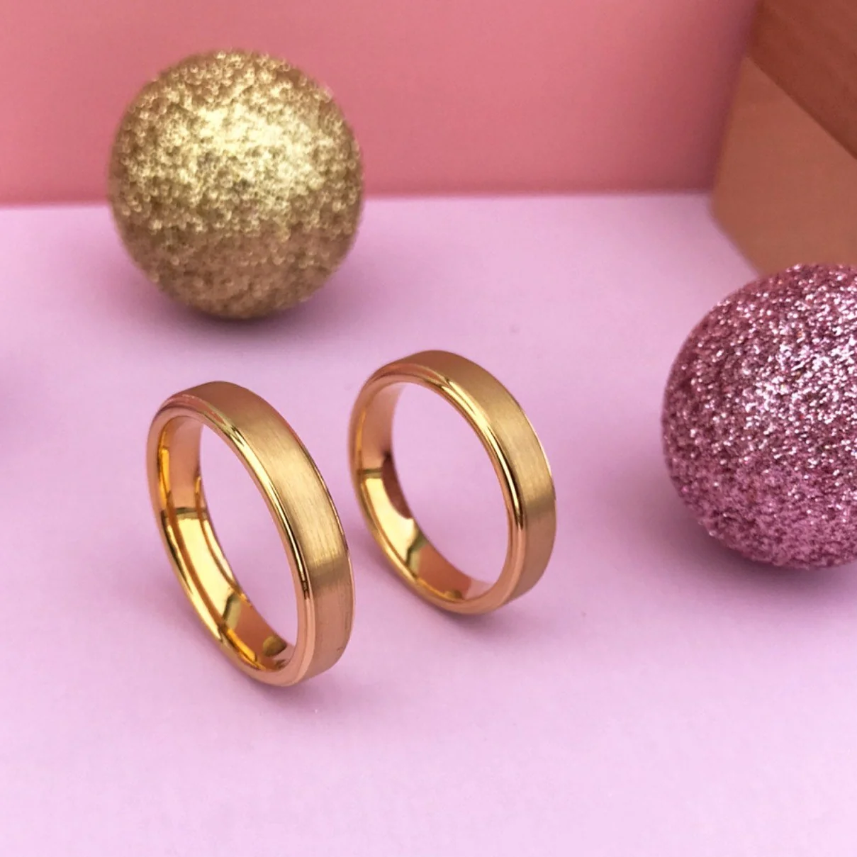 Aliança em Tungsténio Dourada, com 5mm de Largura, Plana e Fosca em Cima, Brilhante e Arredondada nos Lados - REF1314 - Image 13