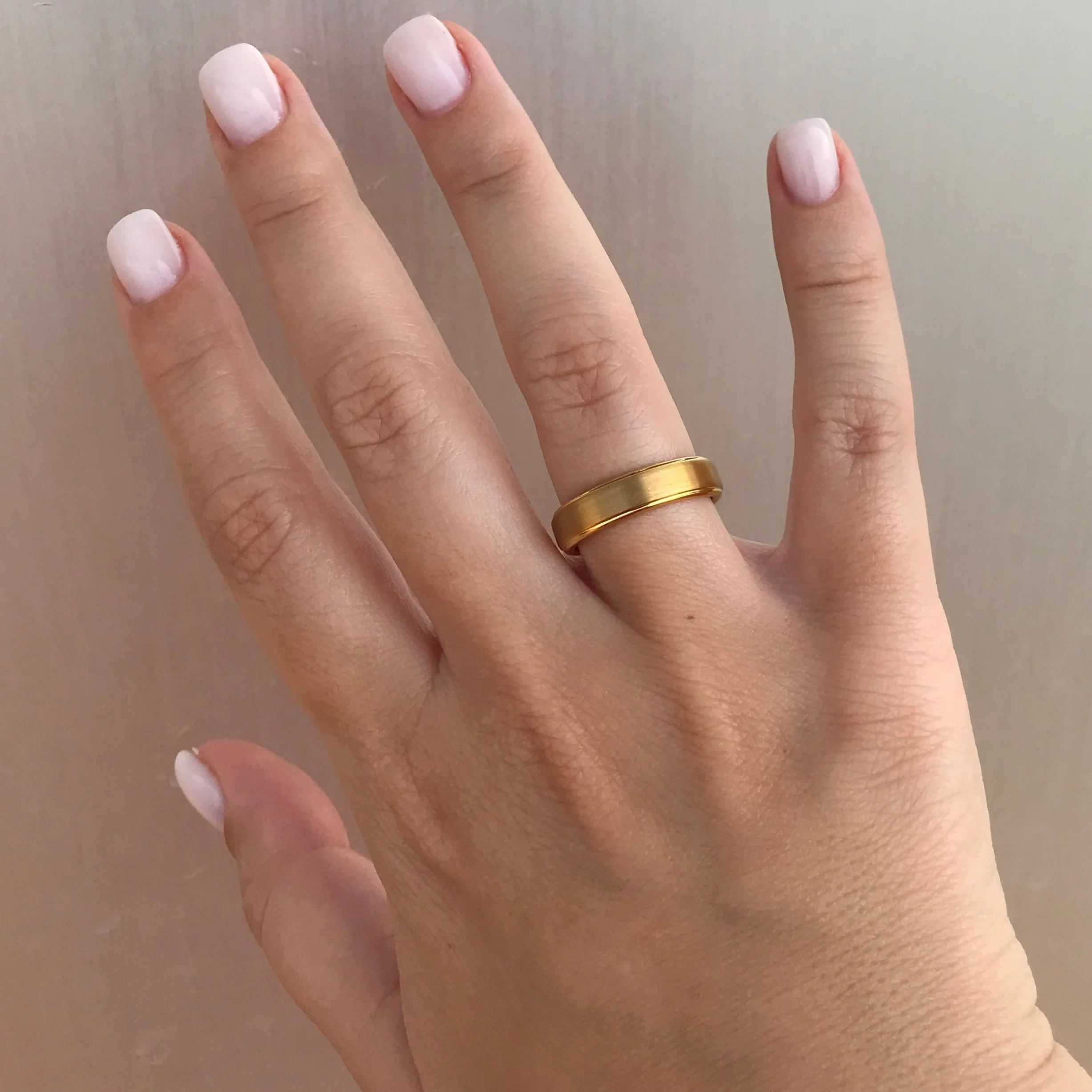 Aliança em Tungsténio Dourada, com 5mm de Largura, Plana e Fosca em Cima, Brilhante e Arredondada nos Lados - REF1314 - Image 14