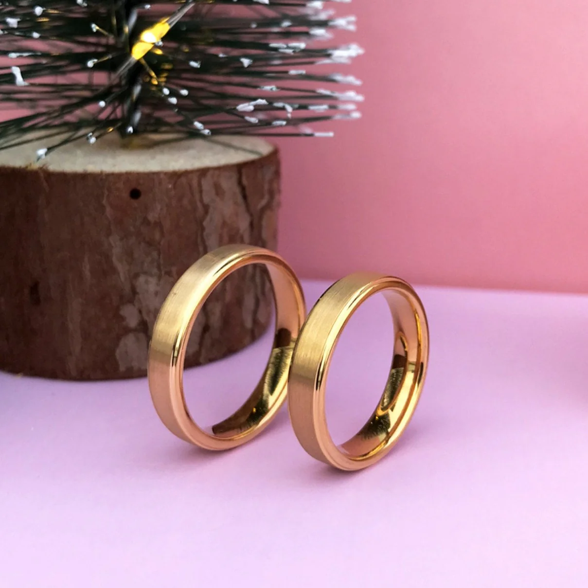 Aliança em Tungsténio Dourada, com 5mm de Largura, Plana e Fosca em Cima, Brilhante e Arredondada nos Lados - REF1314 - Image 15