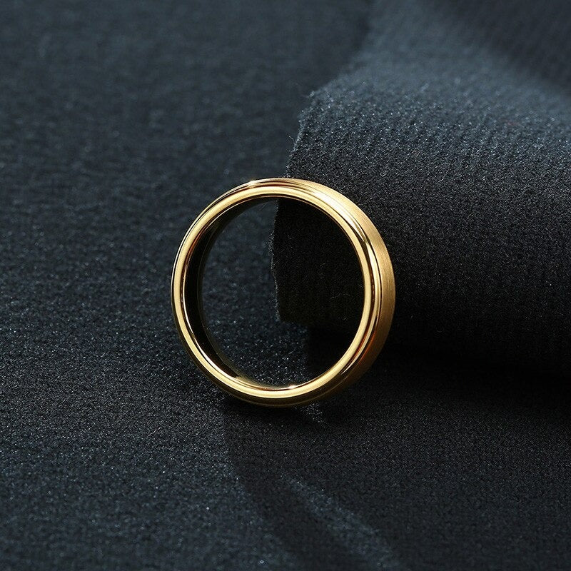 Aliança em Tungsténio Dourada, com 5mm de Largura, Plana e Fosca em Cima, Brilhante e Arredondada nos Lados - REF1314 - Image 9