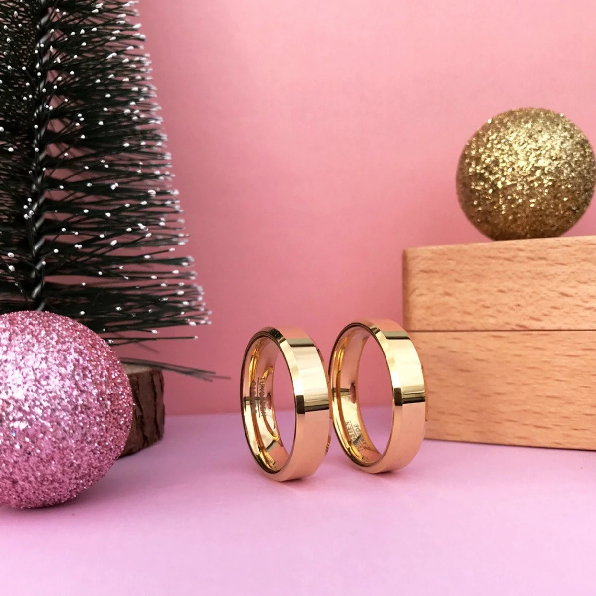 Aliança em Tungsténio Dourada, com 6mm de Largura, Plana e Brilhante em Cima, Angular e Brilhante nos Lados - REF8906 - Image 5