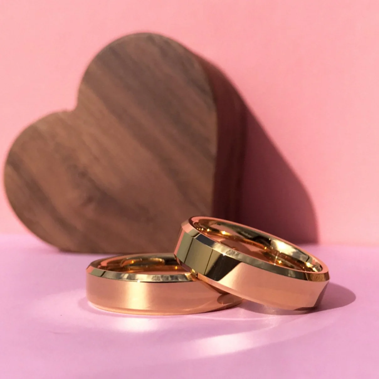 Aliança em Tungsténio Dourada, com 6mm de Largura, Plana e Brilhante em Cima, Angular e Brilhante nos Lados - REF8906 - Image 6