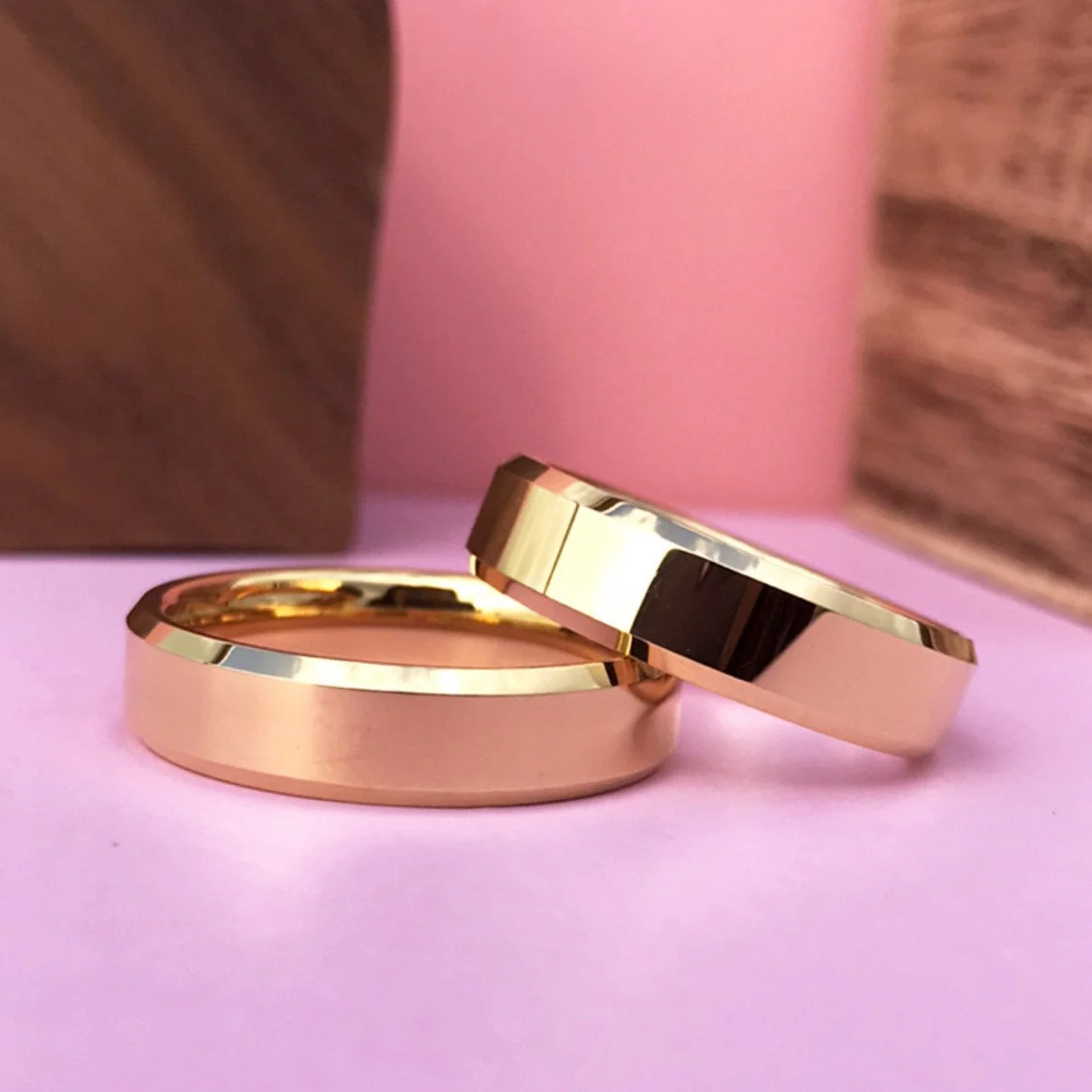 Aliança em Tungsténio Dourada, com 6mm de Largura, Plana e Brilhante em Cima, Angular e Brilhante nos Lados - REF8906 - Image 9