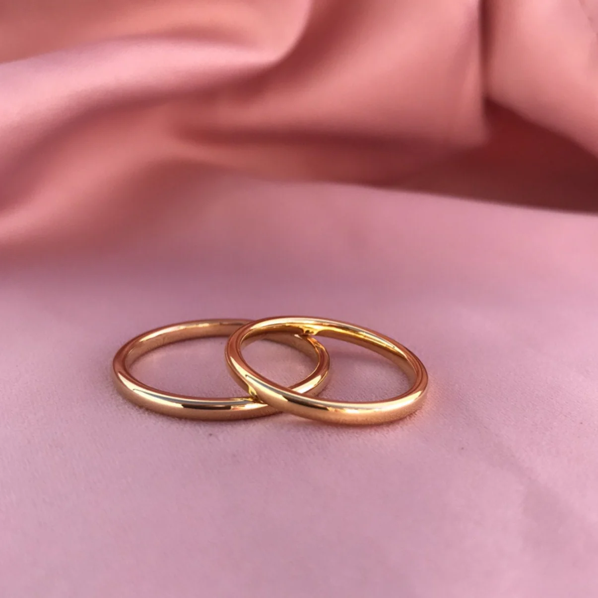 Aliança em Tungsténio Dourada, Simples e Tradicional, com 2mm de Largura, Dourada, Brilhante e Arredondada em Cima e nos Lados - REF1106 - Image 4