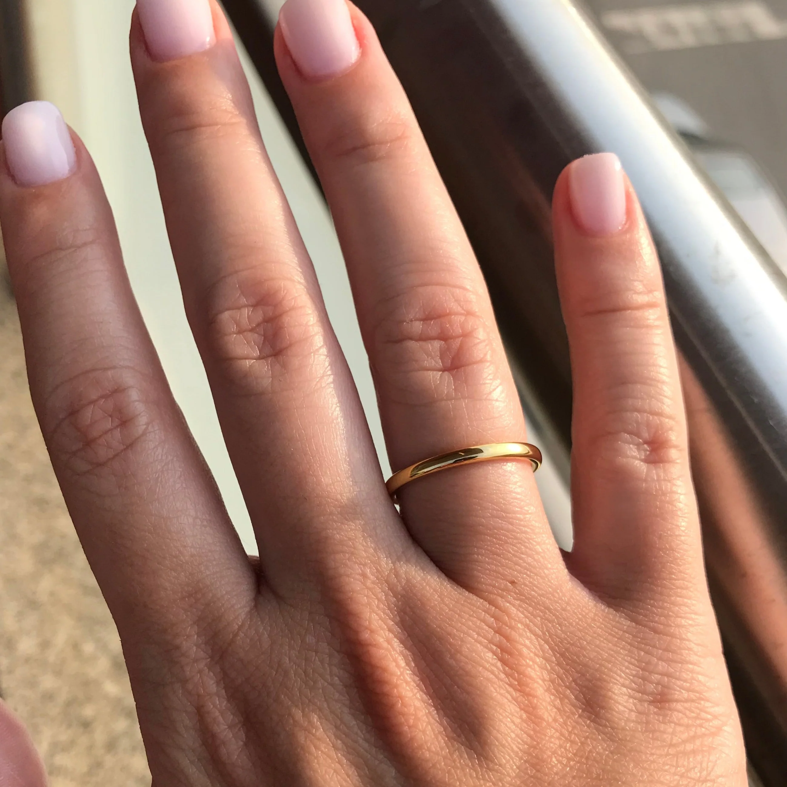 Aliança em Tungsténio Dourada, Simples e Tradicional, com 2mm de Largura, Dourada, Brilhante e Arredondada em Cima e nos Lados - REF1106 - Image 6