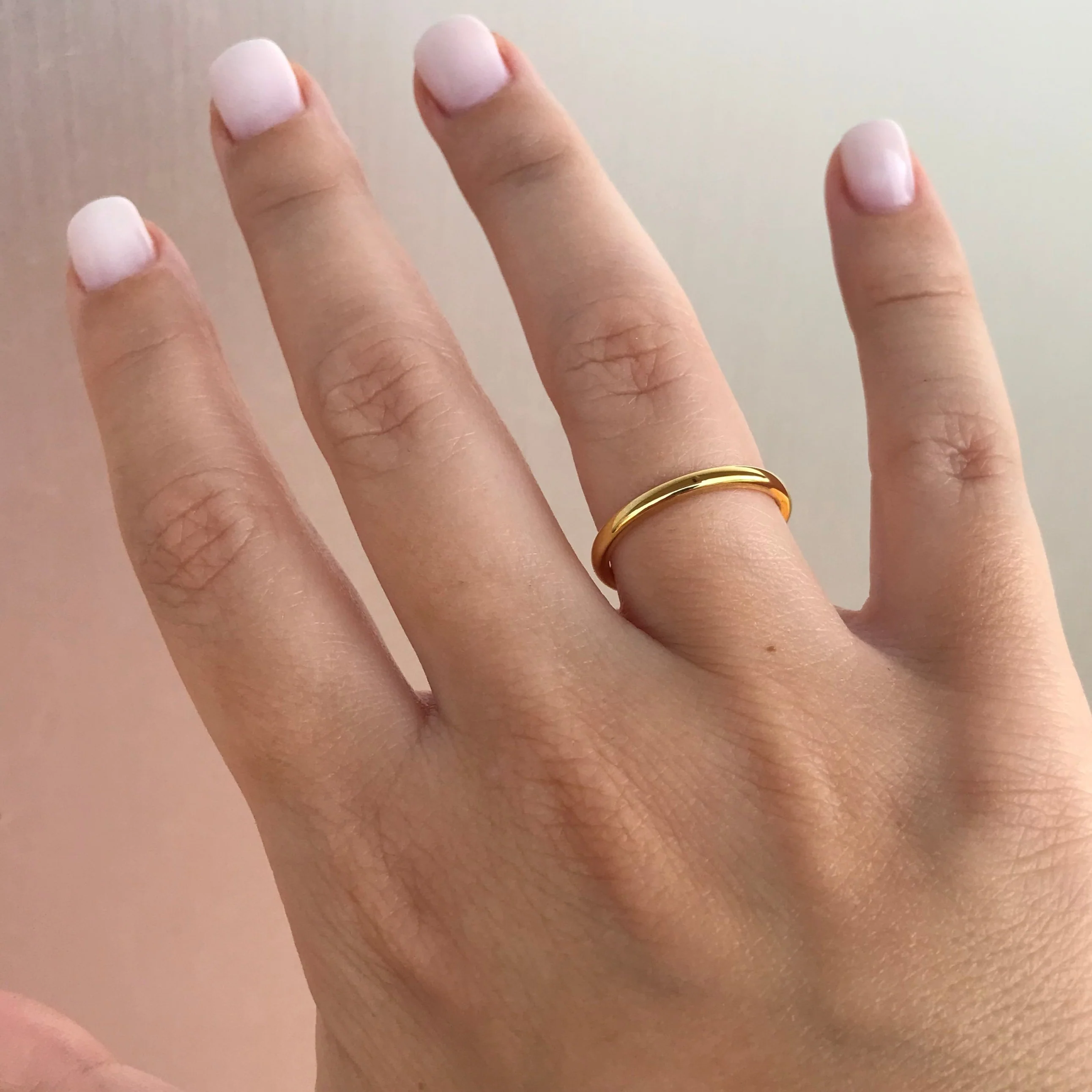 Aliança em Tungsténio Dourada, Simples e Tradicional, com 2mm de Largura, Dourada, Brilhante e Arredondada em Cima e nos Lados - REF1106 - Image 9