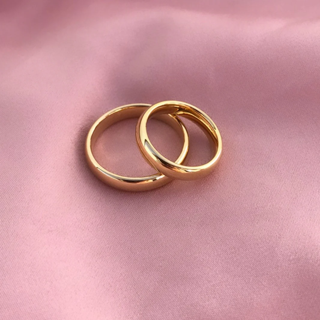 Aliança em Tungsténio Dourada, Simples e Tradicional, com 4mm de Largura, Brilhante e Arredondada em Cima e nos Lados - REF11904 - Image 3