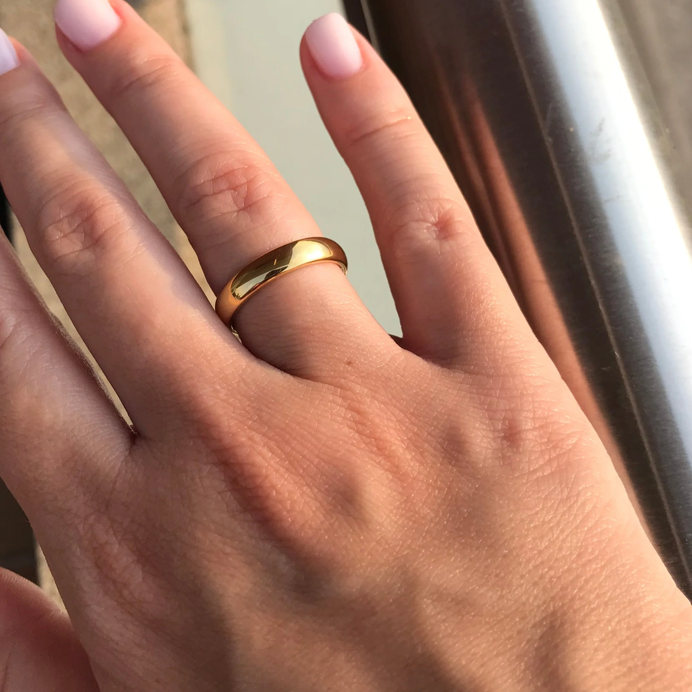 Aliança em Tungsténio Dourada, Simples e Tradicional, com 4mm de Largura, Brilhante e Arredondada em Cima e nos Lados - REF11904 - Image 4