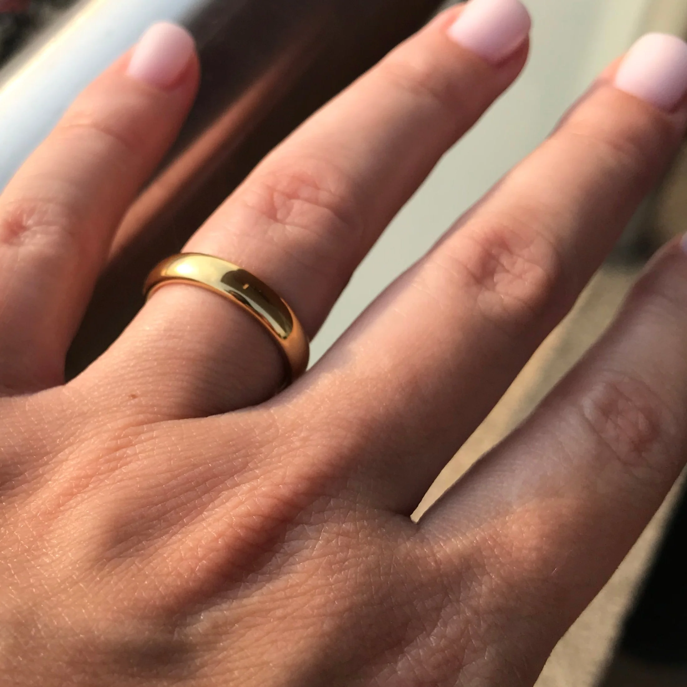 Aliança em Tungsténio Dourada, Simples e Tradicional, com 4mm de Largura, Brilhante e Arredondada em Cima e nos Lados - REF11904 - Image 6