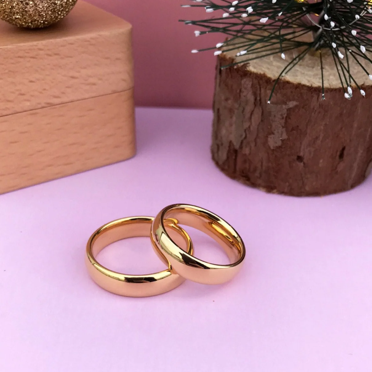 Aliança em Tungsténio Dourada, Simples e Tradicional, com 6mm de Largura, Brilhante e Arredondada em Cima e nos Lados - REF1100 - Image 4