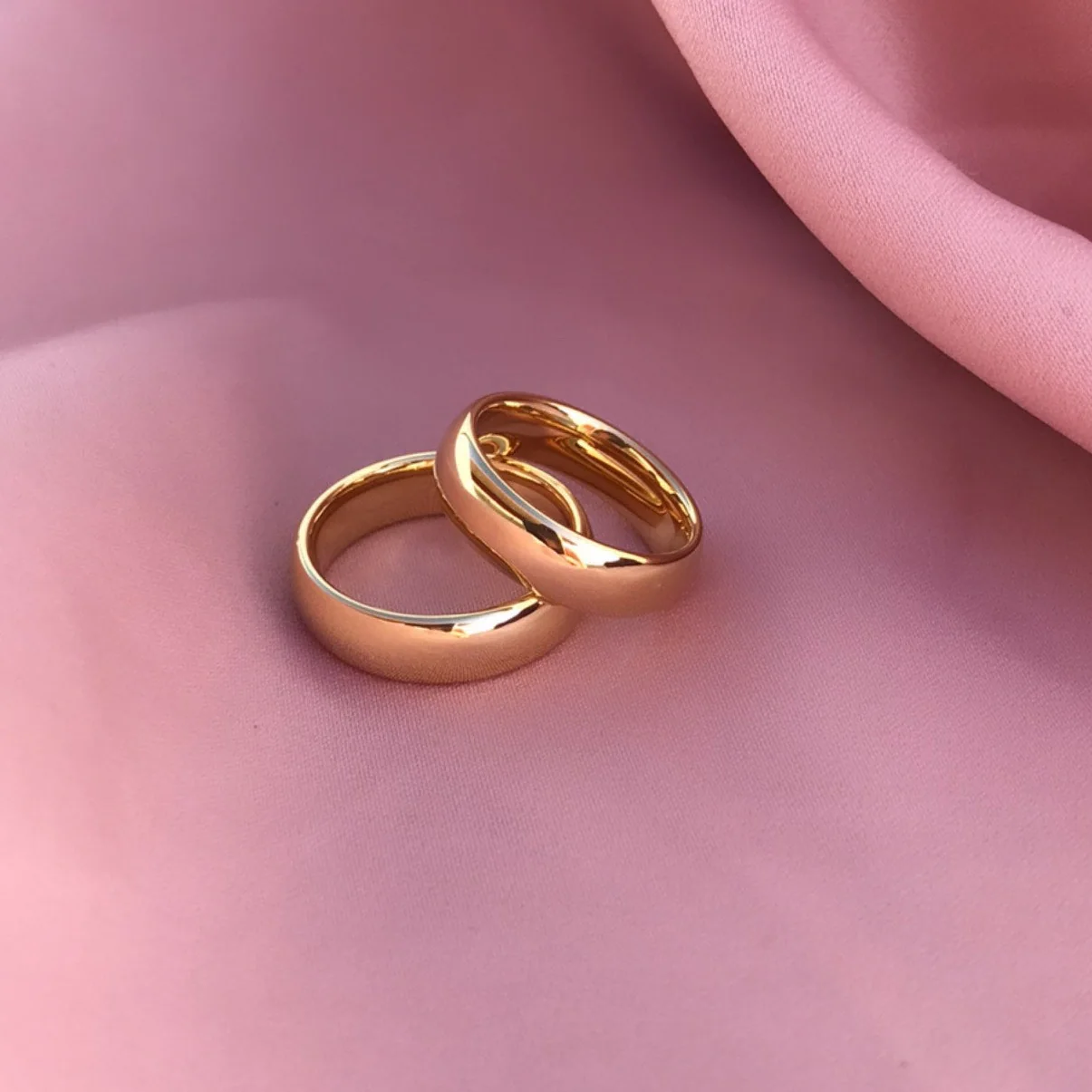 Aliança em Tungsténio Dourada, Simples e Tradicional, com 6mm de Largura, Brilhante e Arredondada em Cima e nos Lados - REF1100 - Image 6