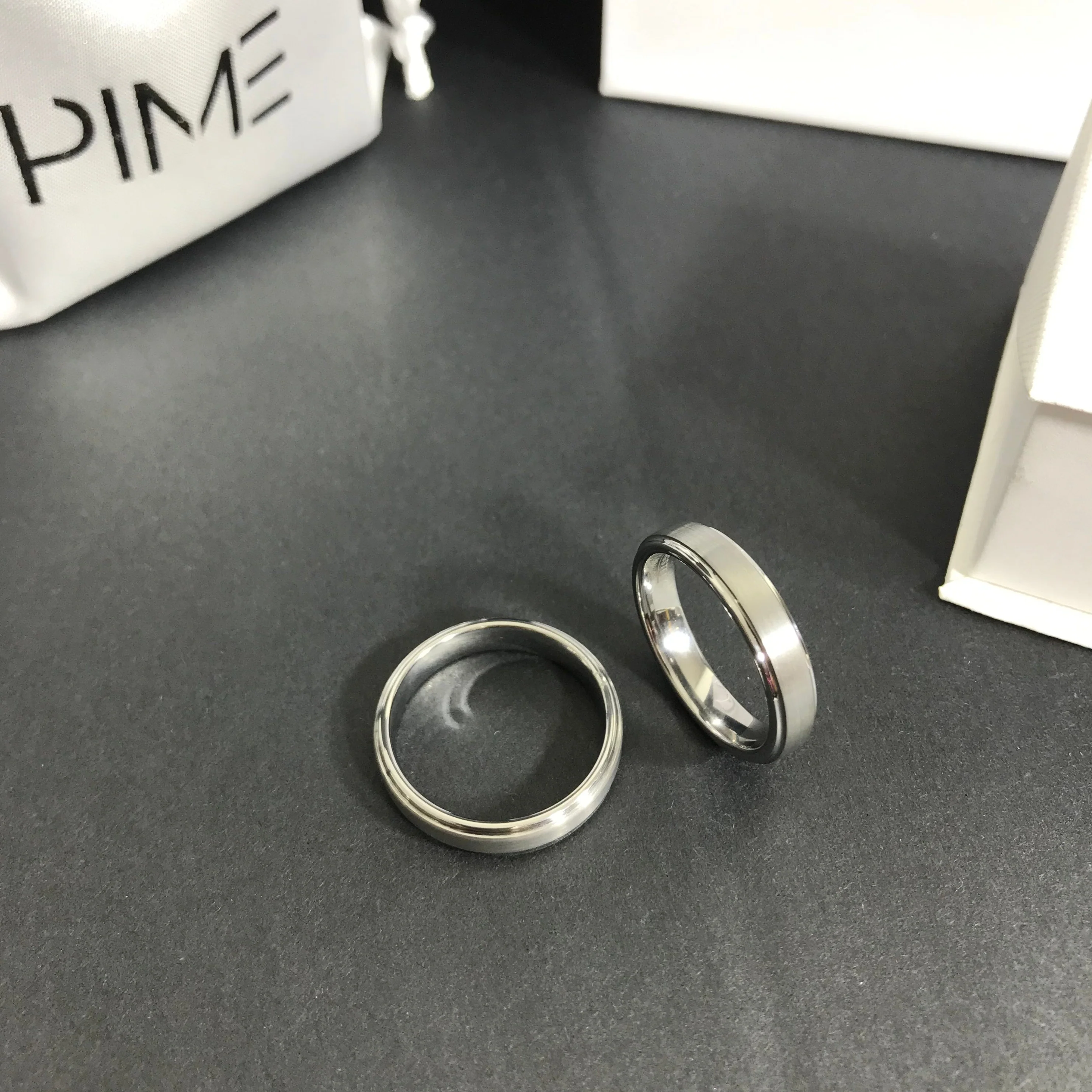 Aliança em Tungsténio Prateada, com 5mm de Largura, Plana e Fosca em Cima, Brilhante e Arredondada nos Lados - REF9063 - Image 10