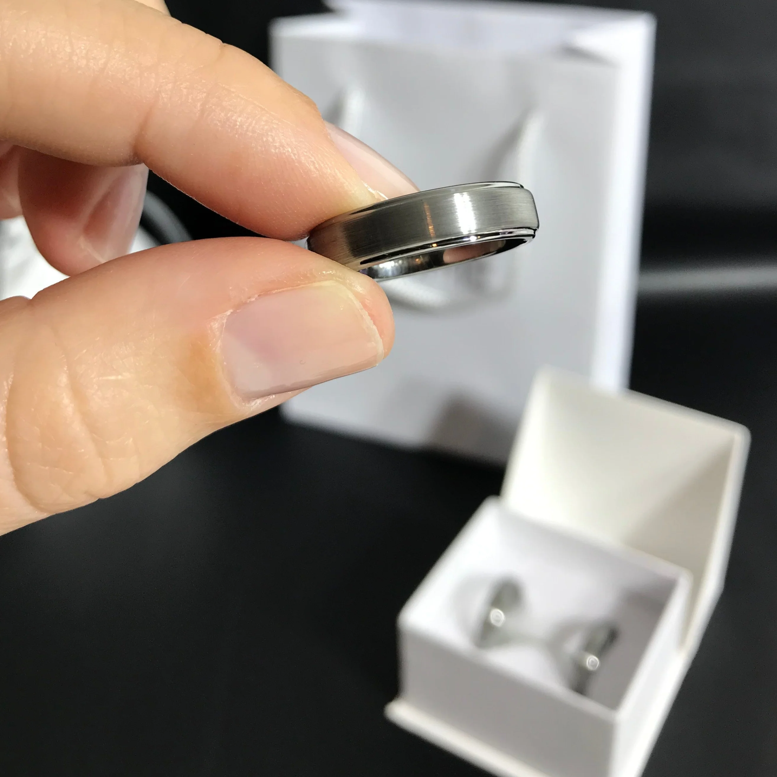 Aliança em Tungsténio Prateada, com 5mm de Largura, Plana e Fosca em Cima, Brilhante e Arredondada nos Lados - REF9063 - Image 11