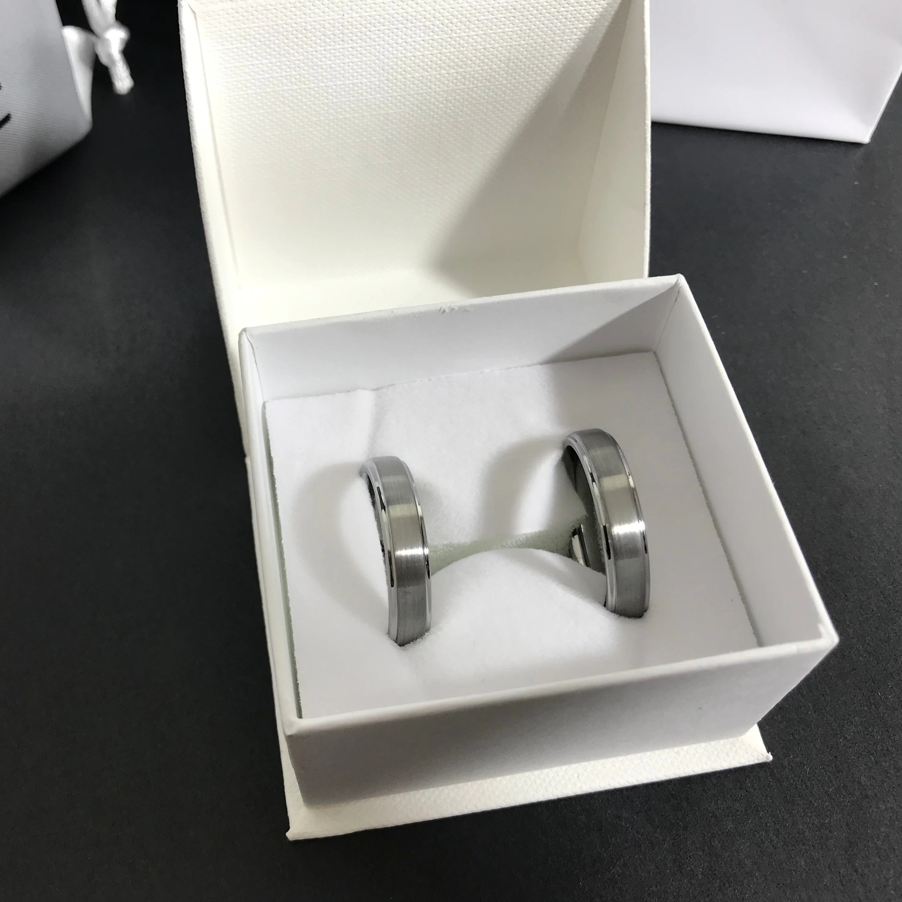 Aliança em Tungsténio Prateada, com 5mm de Largura, Plana e Fosca em Cima, Brilhante e Arredondada nos Lados - REF9063 - Image 5