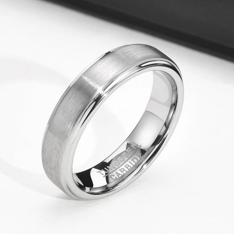 Aliança em Tungsténio Prateada, com 5mm de Largura, Plana e Fosca em Cima, Brilhante e Arredondada nos Lados - REF9063 - Image 6