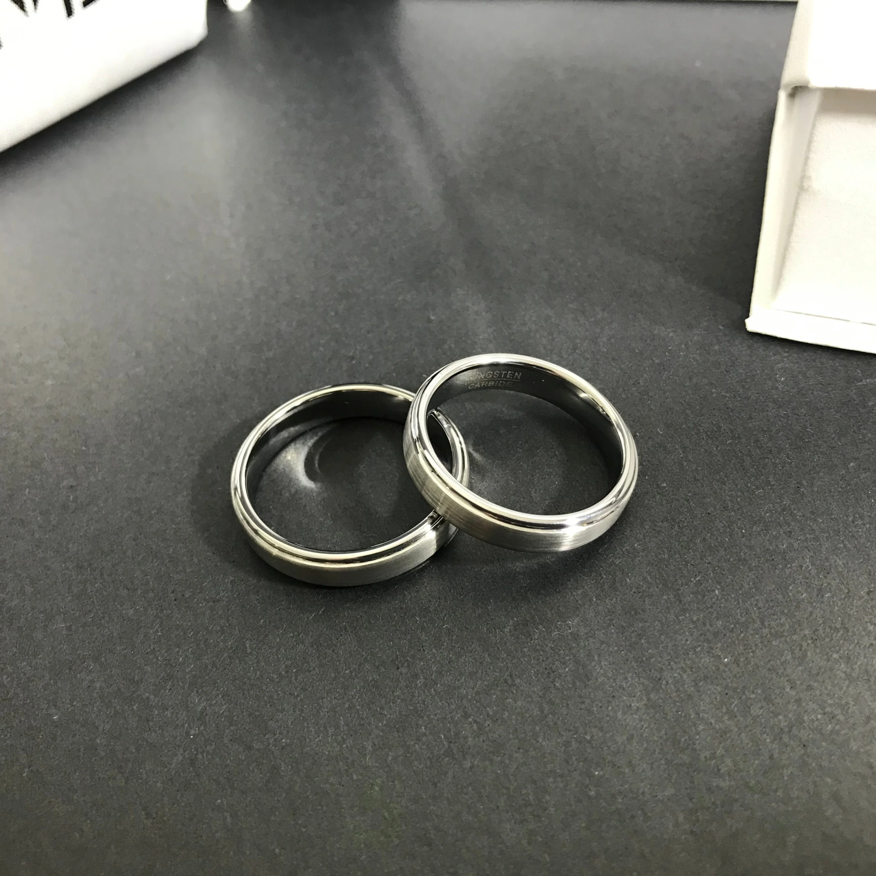 Aliança em Tungsténio Prateada, com 5mm de Largura, Plana e Fosca em Cima, Brilhante e Arredondada nos Lados - REF9063 - Image 9