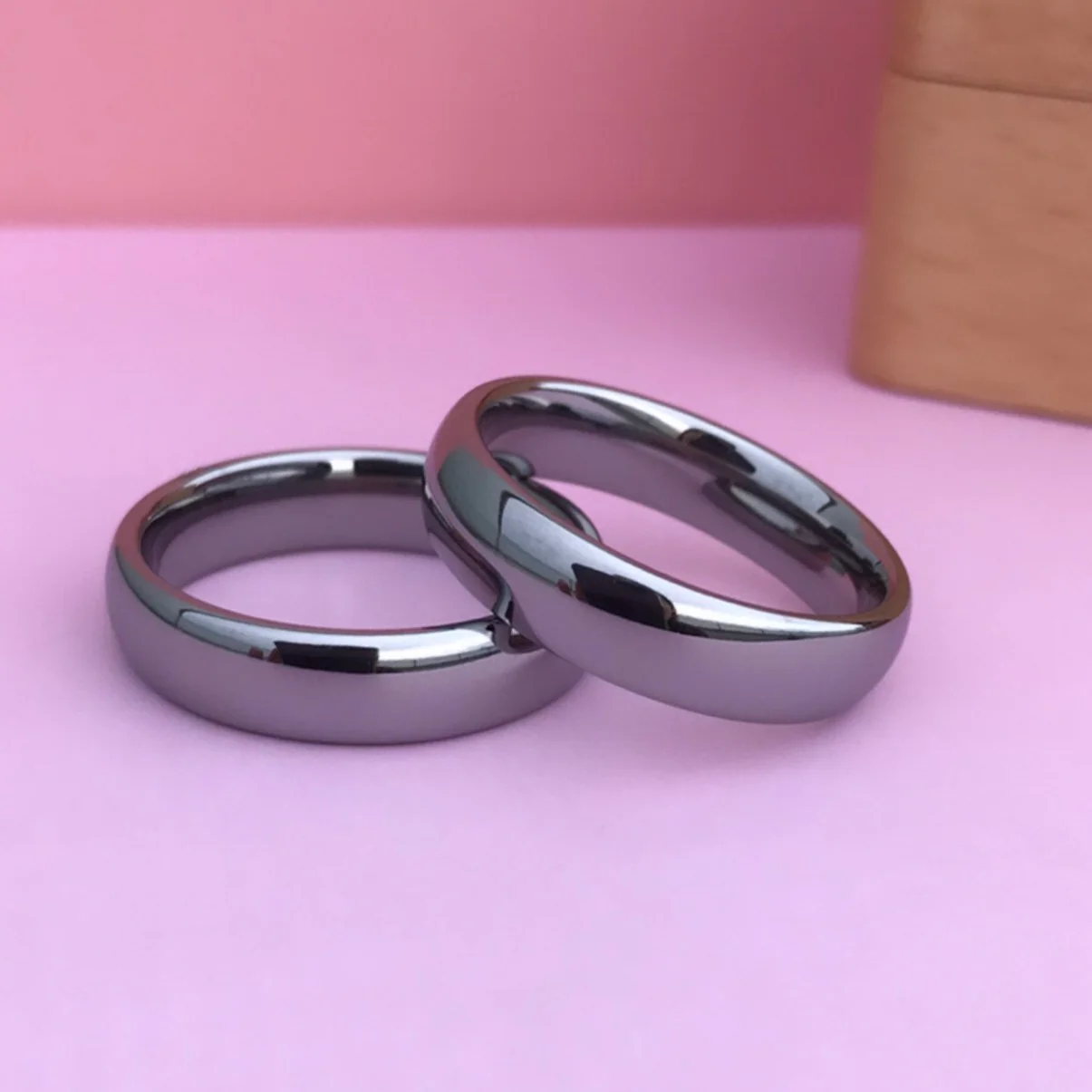 Aliança em Tungsténio Prateada, com 6mm de Largura, Arredondada e Brilhante em Cima e nos Lados - REF1126 - Image 5