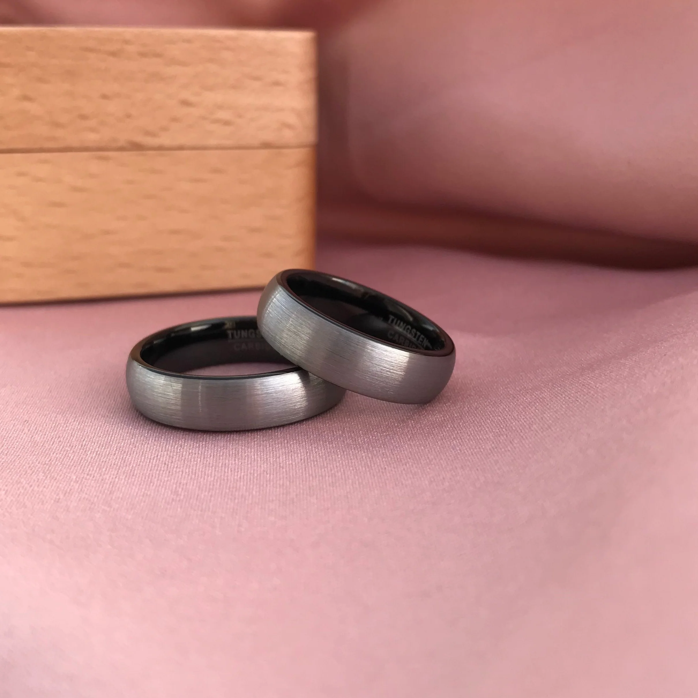 Aliança em Tungsténio Prateada, com 6mm de Largura, Arredondada e Escovada em Cima, Preta nos Lados - REF3120 - Image 3