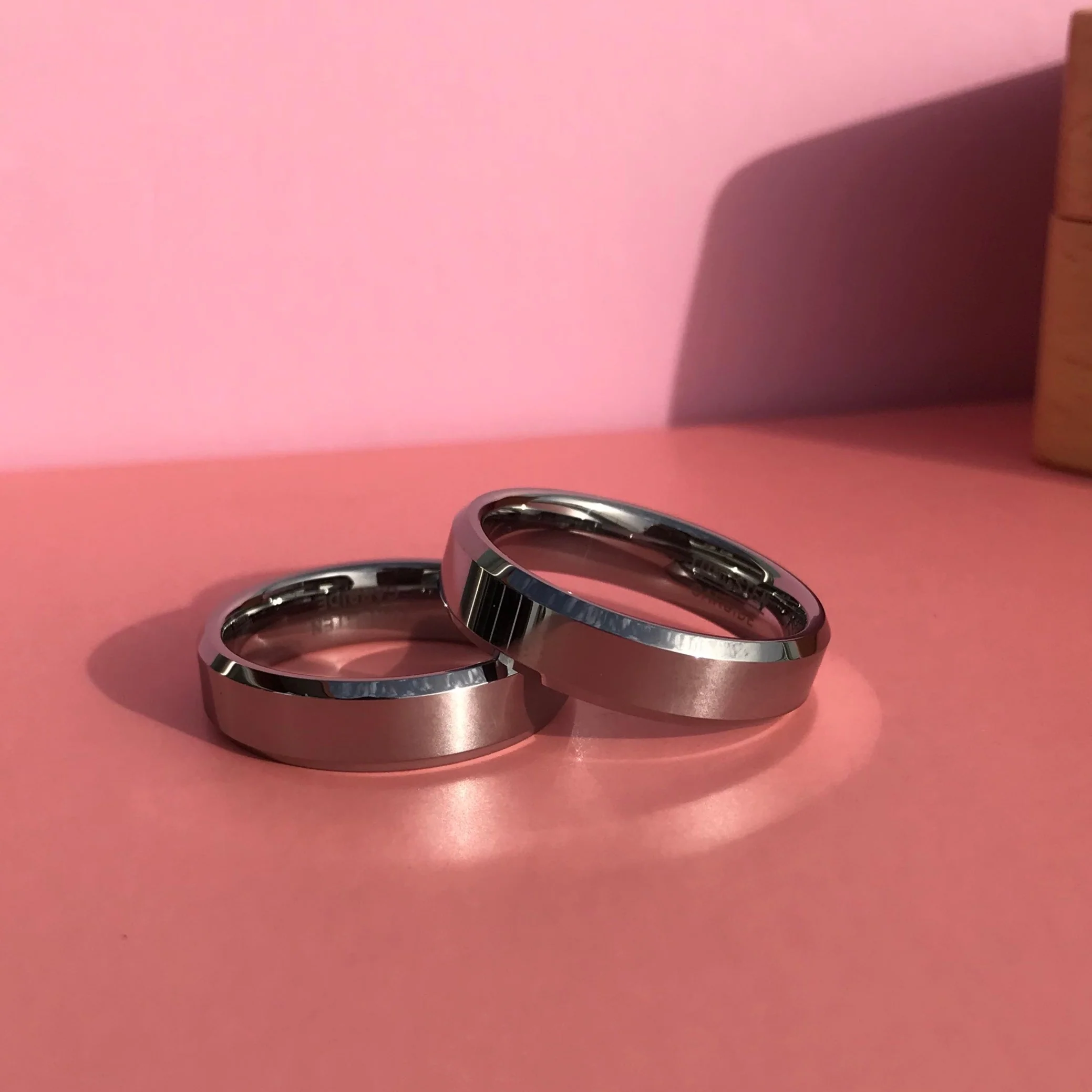 Aliança em Tungsténio Prateada, com 6mm de Largura, Plana e Brilhante em Cima, Angular e Brilhante nos Lados - REF1326 - Image 15