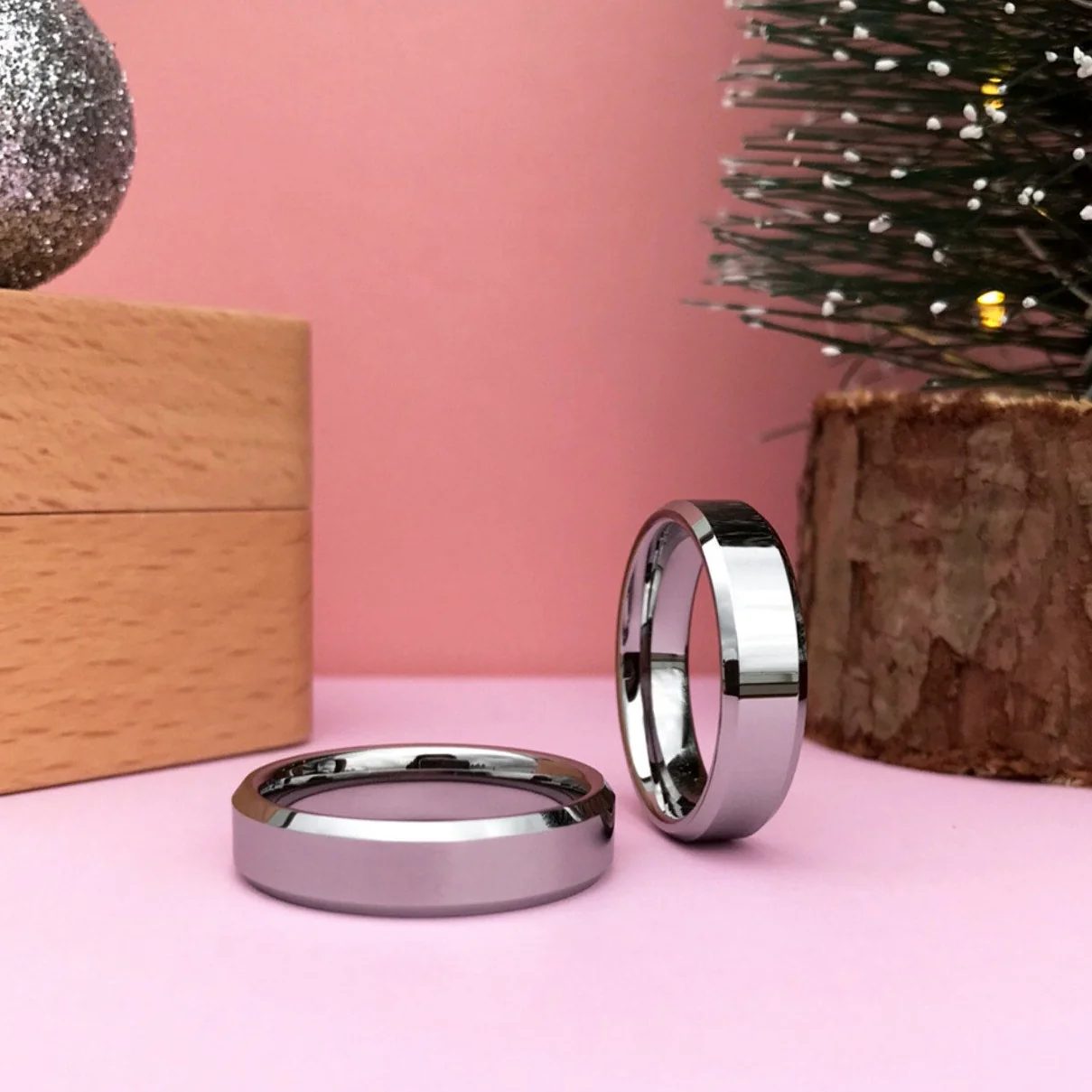 Aliança em Tungsténio Prateada, com 6mm de Largura, Plana e Brilhante em Cima, Angular e Brilhante nos Lados - REF1326 - Image 3