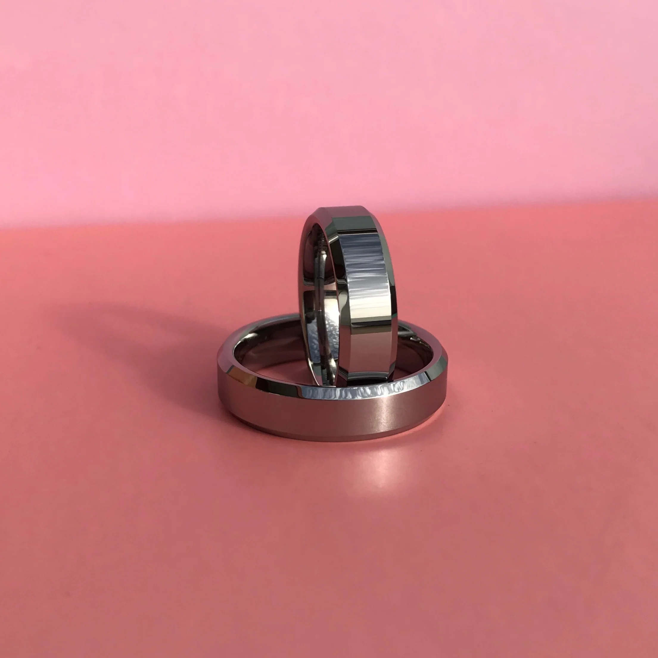 Aliança em Tungsténio Prateada, com 6mm de Largura, Plana e Brilhante em Cima, Angular e Brilhante nos Lados - REF1326 - Image 9