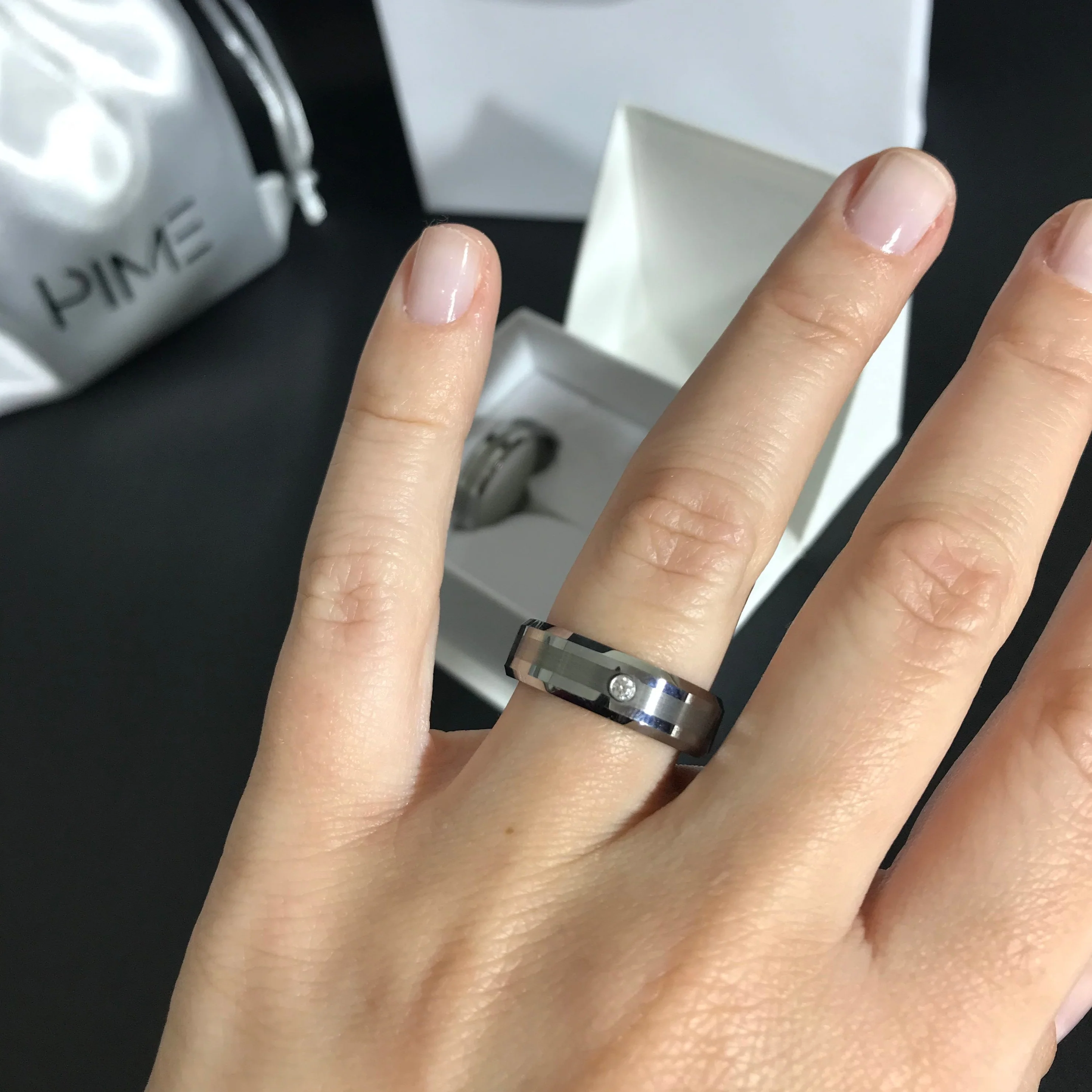 Aliança em Tungsténio Prateada, com 6mm de Largura, Plana e Brilhante em Cima, com Filamento Fosco no Centro, Angular e Brilhante nos Lados (Uma delas Com Pedra Brilhante Central) - REF3967 - Image 11