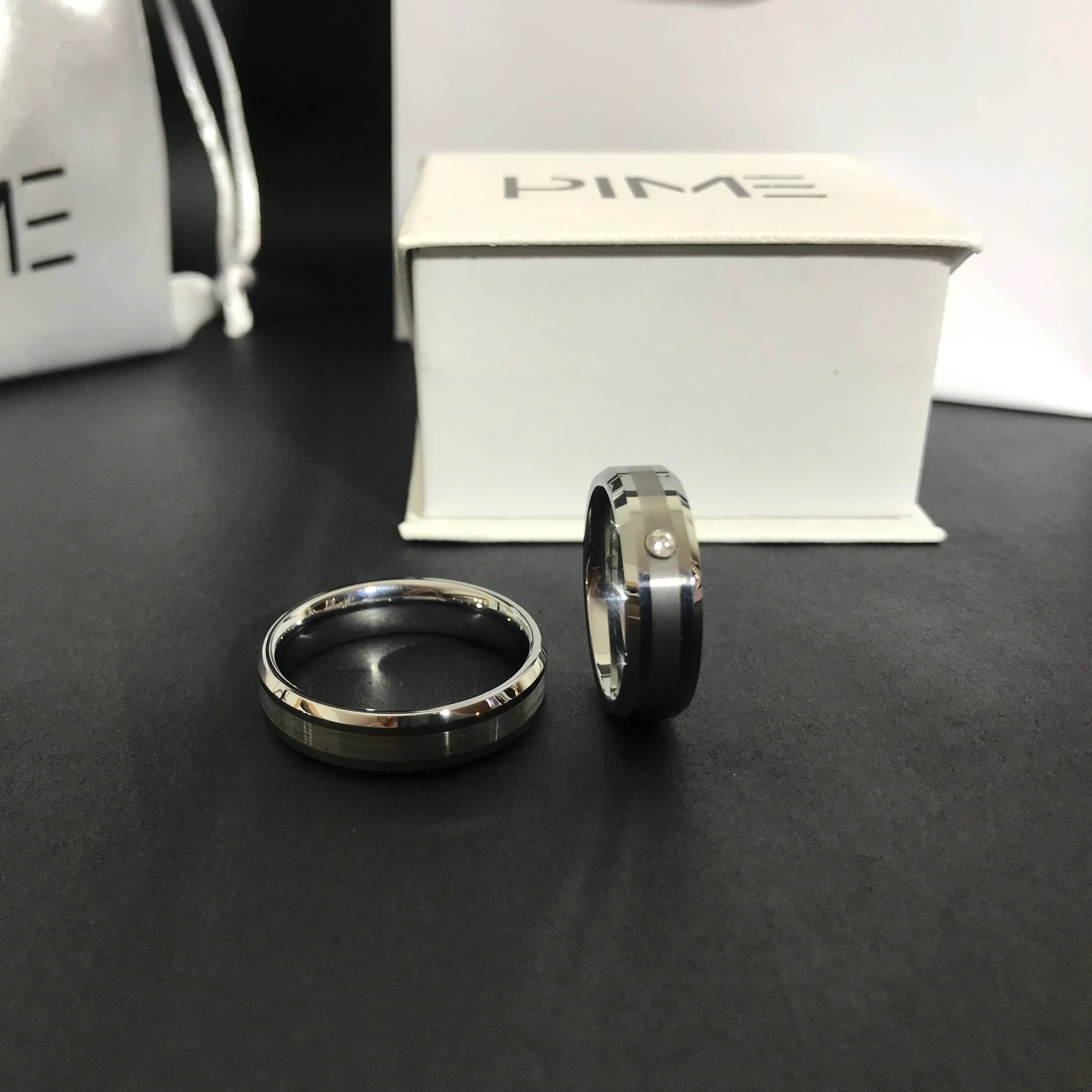 Aliança em Tungsténio Prateada, com 6mm de Largura, Plana e Brilhante em Cima, com Filamento Fosco no Centro, Angular e Brilhante nos Lados (Uma delas Com Pedra Brilhante Central) - REF3967 - Image 13