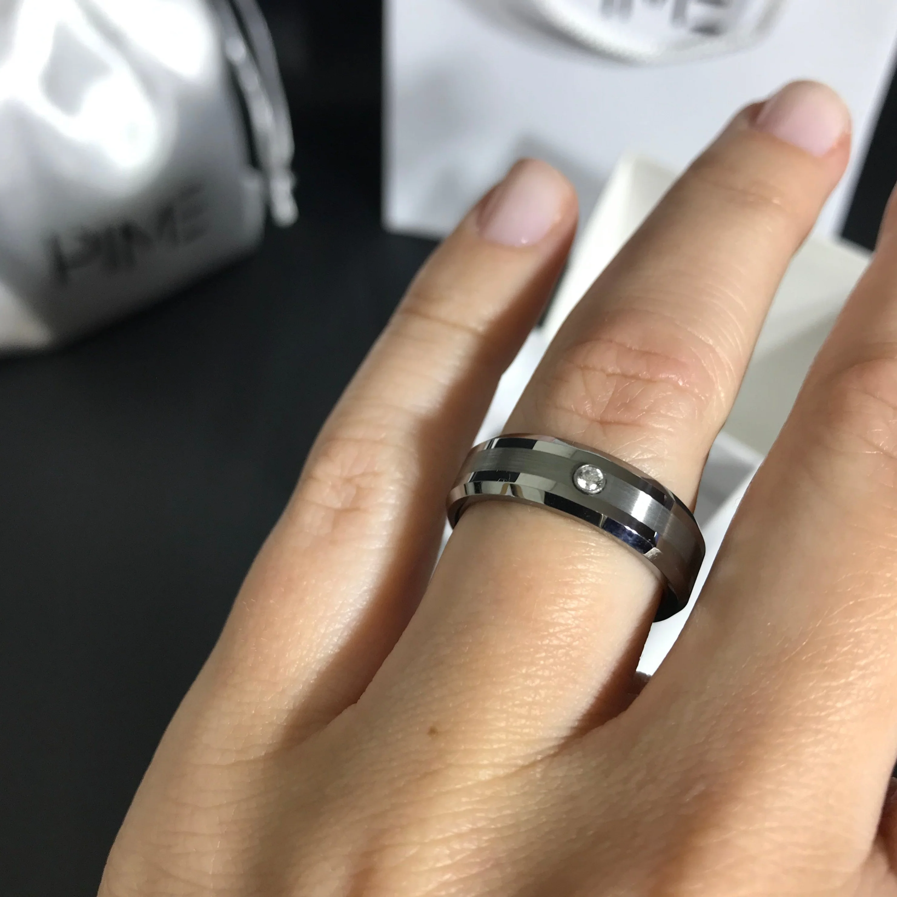 Aliança em Tungsténio Prateada, com 6mm de Largura, Plana e Brilhante em Cima, com Filamento Fosco no Centro, Angular e Brilhante nos Lados (Uma delas Com Pedra Brilhante Central) - REF3967 - Image 4