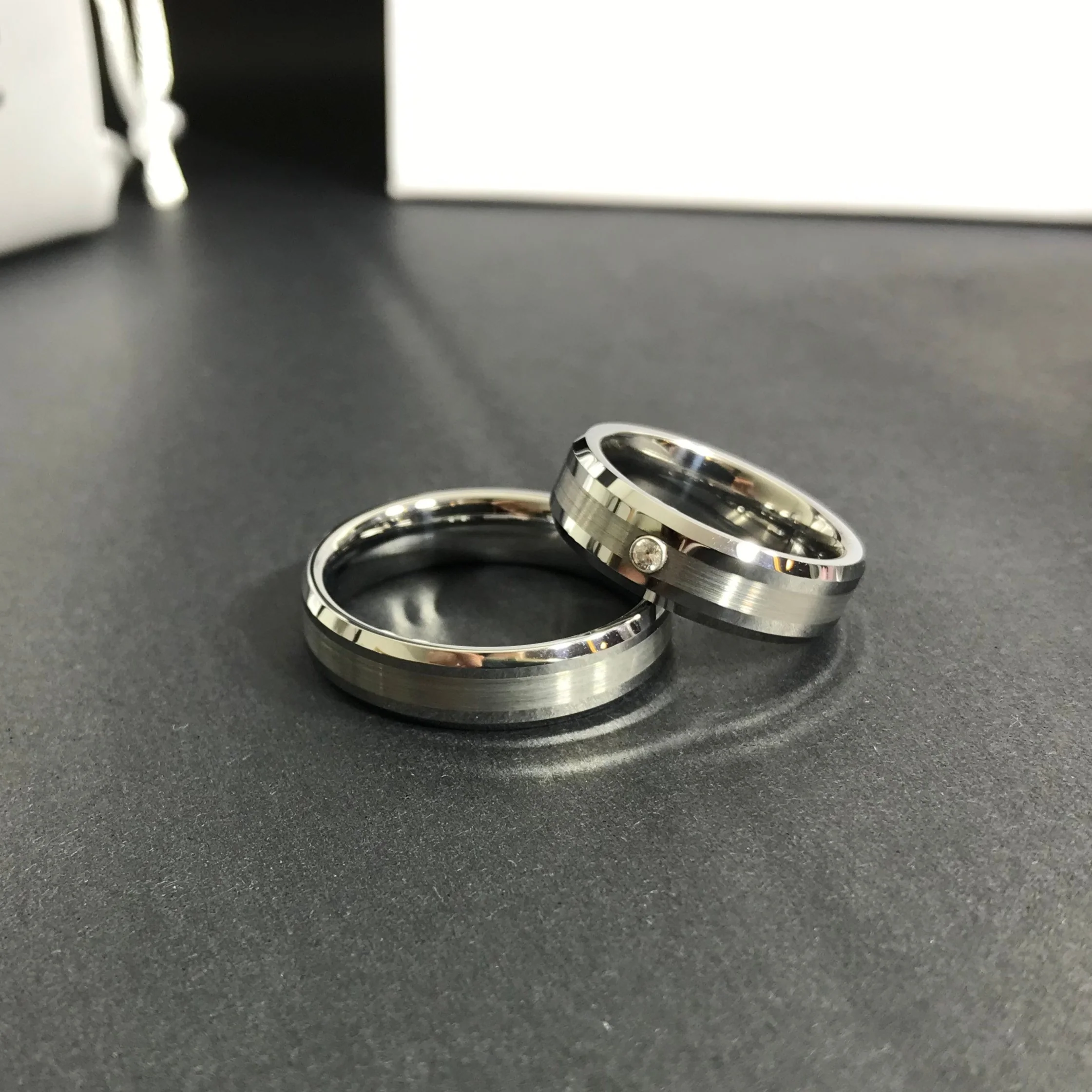 Aliança em Tungsténio Prateada, com 6mm de Largura, Plana e Brilhante em Cima, com Filamento Fosco no Centro, Angular e Brilhante nos Lados (Uma delas Com Pedra Brilhante Central) - REF3967 - Image 7