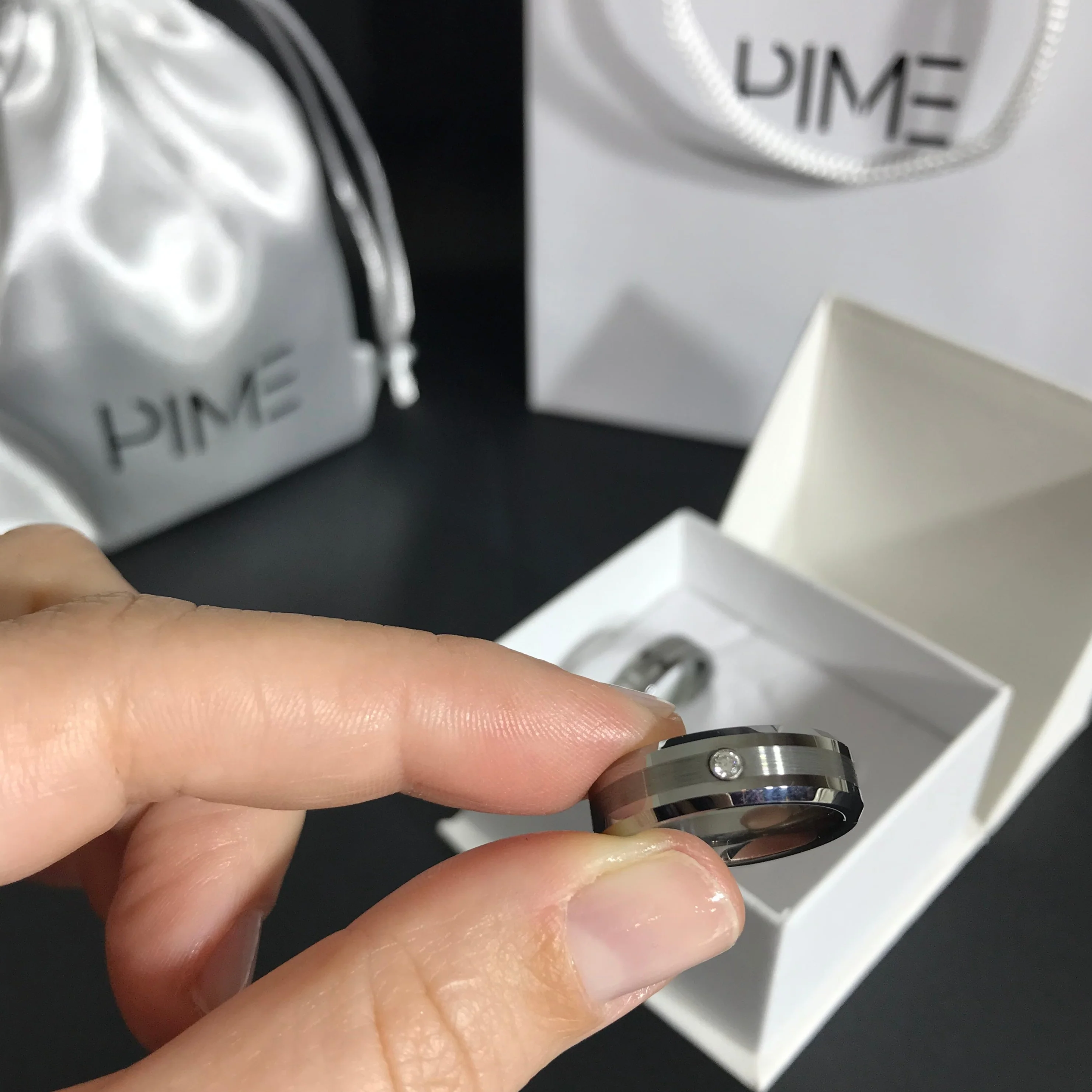 Aliança em Tungsténio Prateada, com 6mm de Largura, Plana e Brilhante em Cima, com Filamento Fosco no Centro, Angular e Brilhante nos Lados (Uma delas Com Pedra Brilhante Central) - REF3967 - Image 8