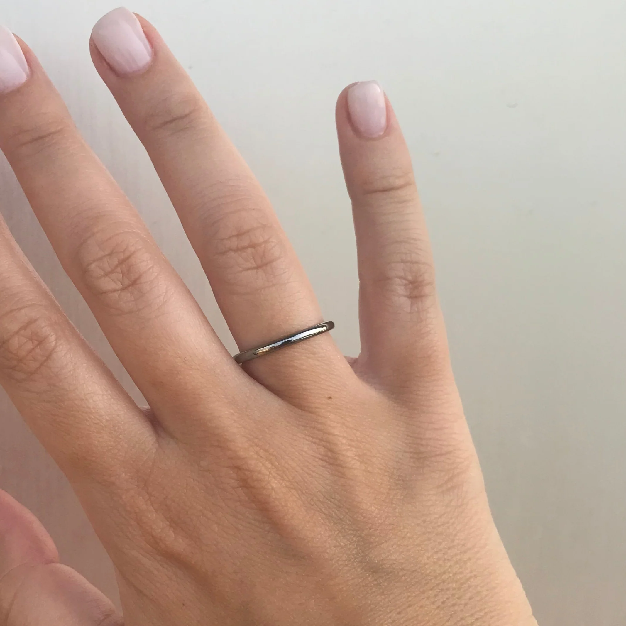 Aliança em Tungsténio Prateada, Simples e Tradicional, com 2mm de Largura, Brilhante e Arredondada em Cima e nos Lados - REF11011 - Image 3