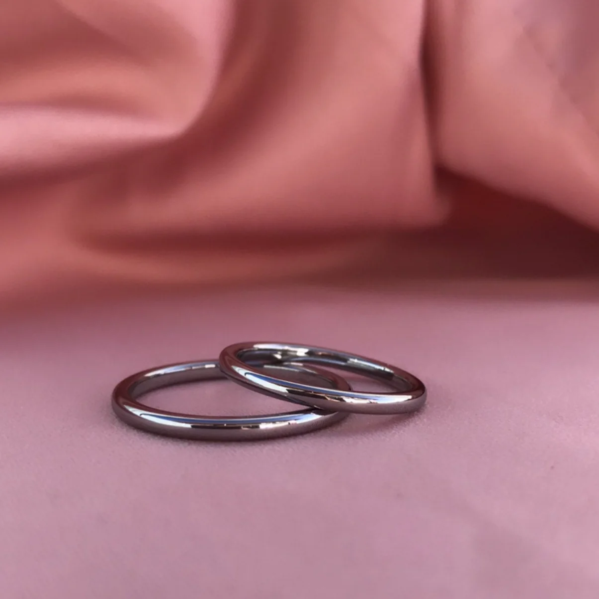 Aliança em Tungsténio Prateada, Simples e Tradicional, com 2mm de Largura, Brilhante e Arredondada em Cima e nos Lados - REF11011 - Image 5