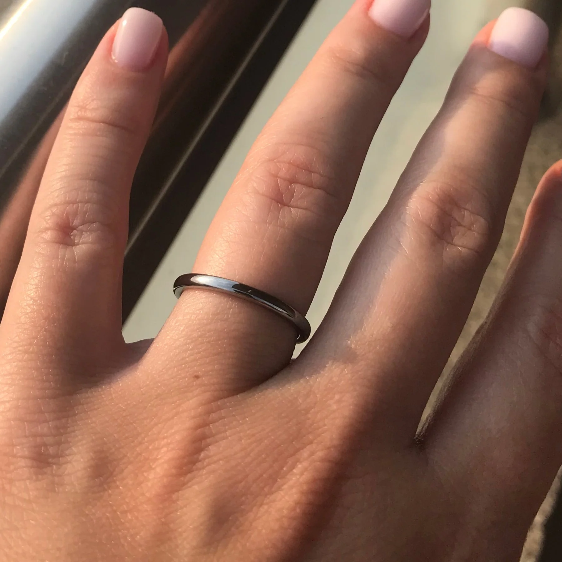 Aliança em Tungsténio Prateada, Simples e Tradicional, com 2mm de Largura, Brilhante e Arredondada em Cima e nos Lados - REF11011 - Image 6