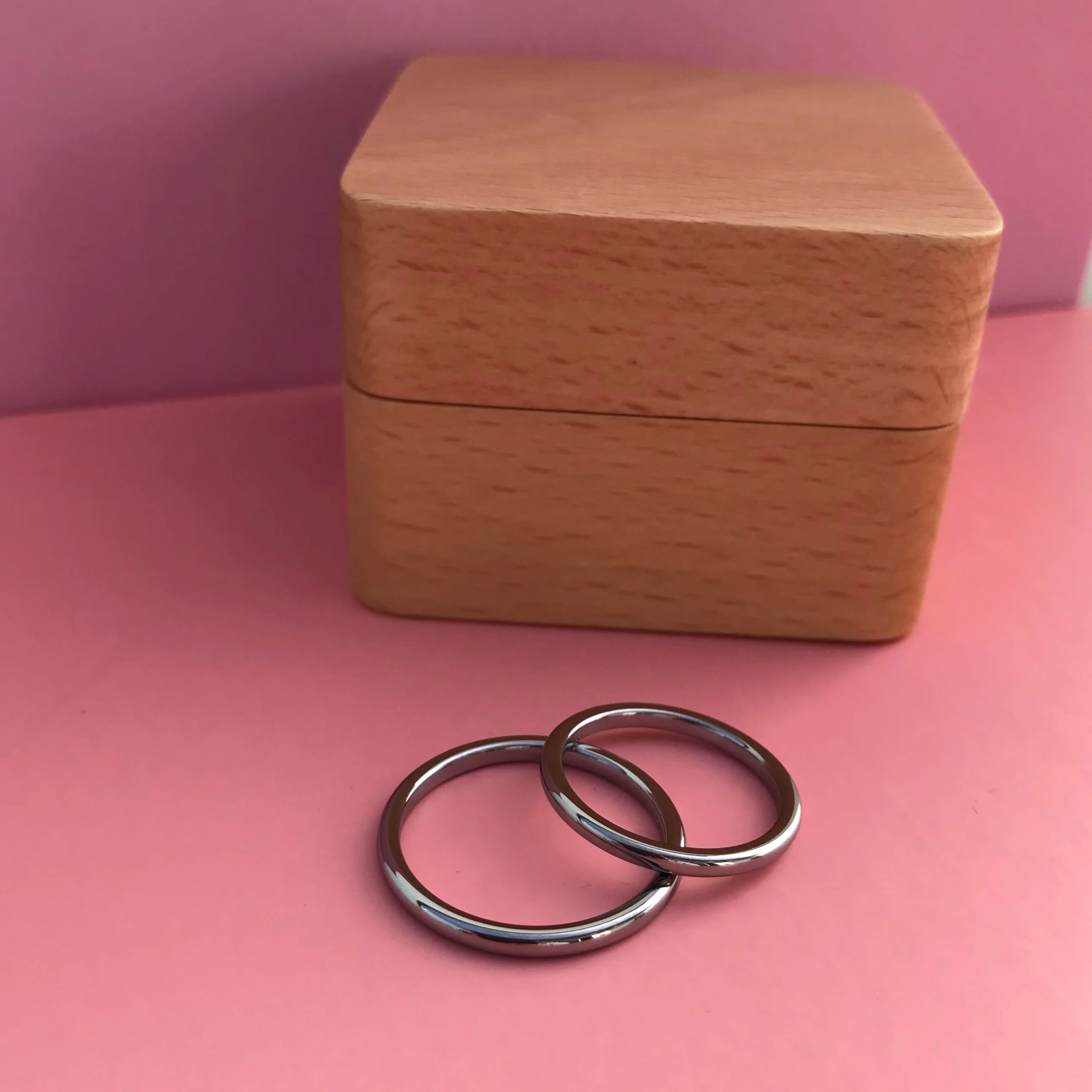 Aliança em Tungsténio Prateada, Simples e Tradicional, com 2mm de Largura, Brilhante e Arredondada em Cima e nos Lados - REF11011 - Image 7