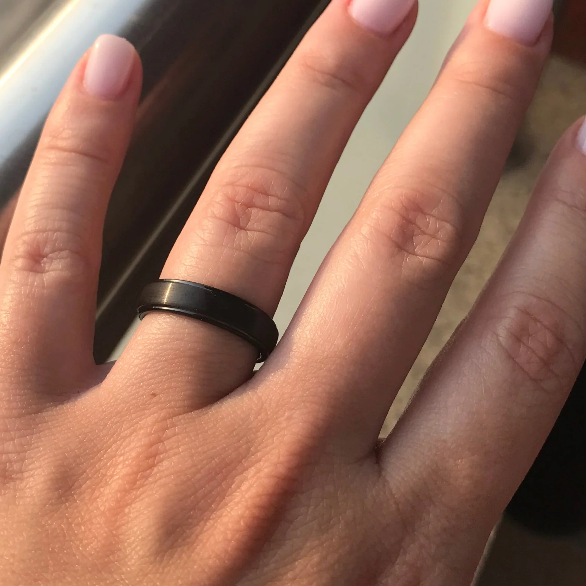 Aliança em Tungsténio Preta, com 5mm de Largura, Plana e Fosca em Cima, Brilhante e Arredondada nos Lados - REF2069 - Image 11