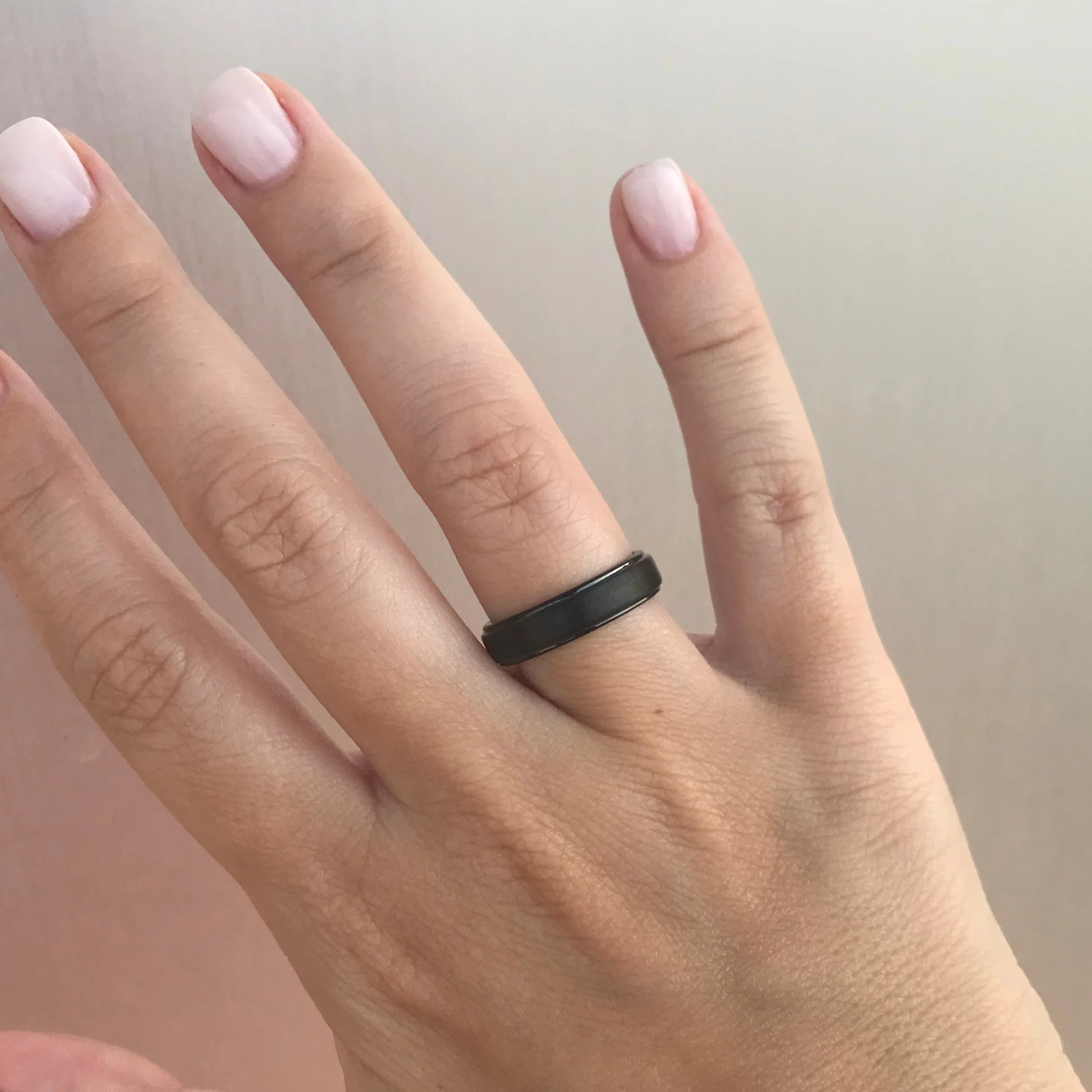 Aliança em Tungsténio Preta, com 5mm de Largura, Plana e Fosca em Cima, Brilhante e Arredondada nos Lados - REF2069 - Image 4