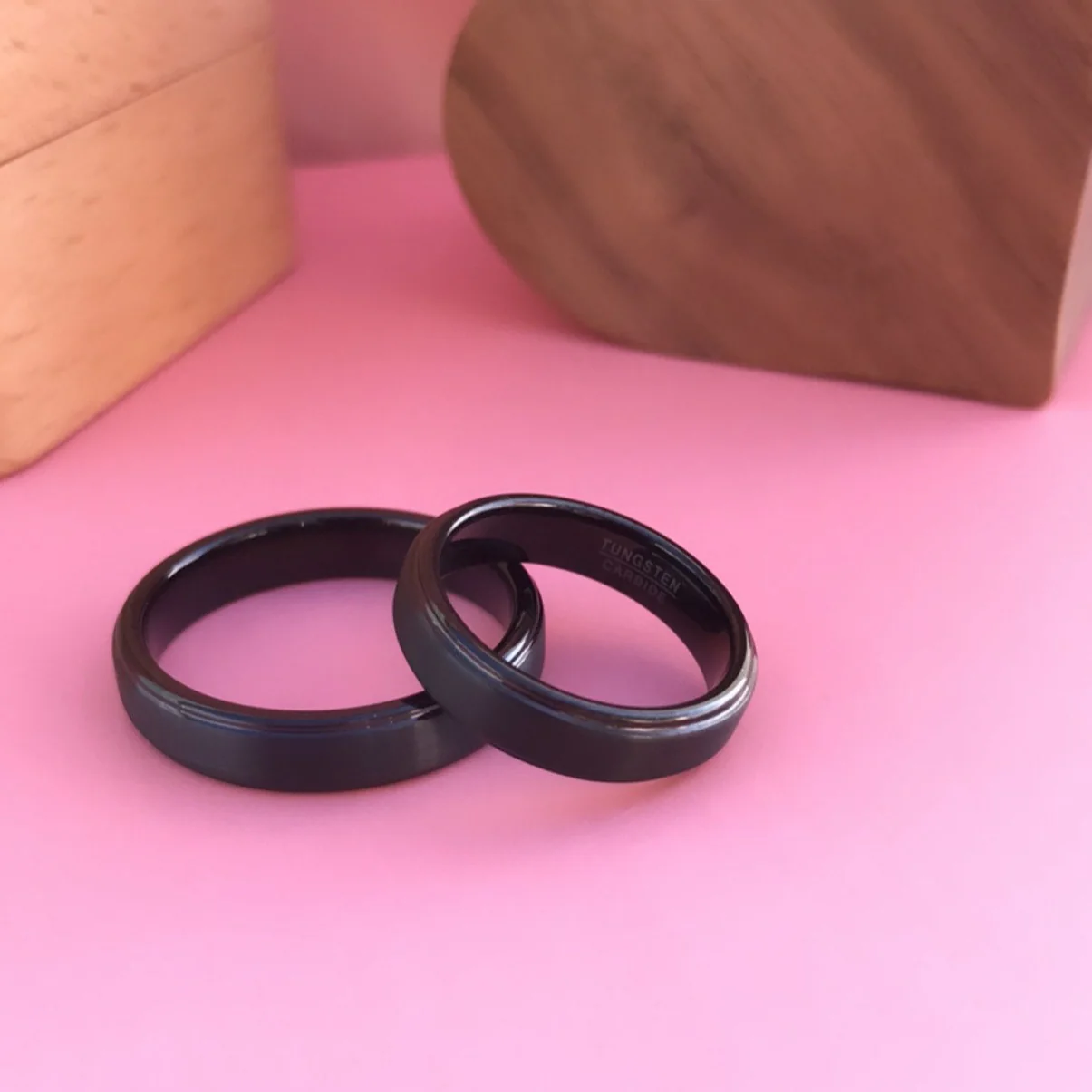 Aliança em Tungsténio Preta, com 5mm de Largura, Plana e Fosca em Cima, Brilhante e Arredondada nos Lados - REF2069 - Image 6