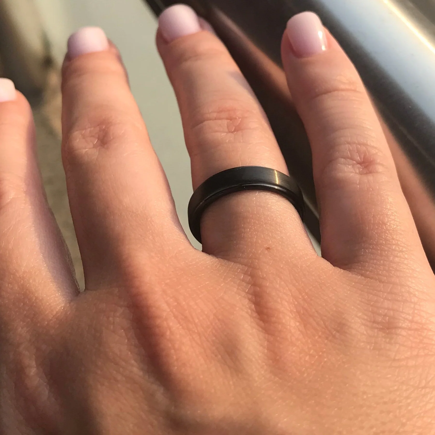 Aliança em Tungsténio Preta, com 5mm de Largura, Plana e Fosca em Cima, Brilhante e Arredondada nos Lados - REF2069 - Image 7