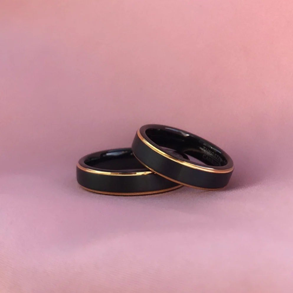 Aliança em Tungsténio Preta, com 5mm de Largura, Plana e Fosca em Cima, Dois Filamentos Dourados e Brilhantes, Preta e Arredondada nos Lados - REF1115 - Image 11