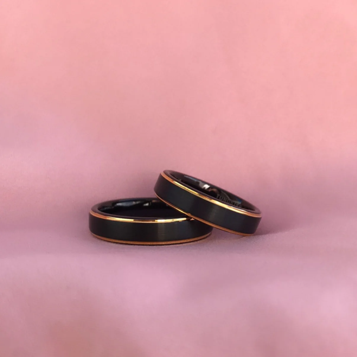 Aliança em Tungsténio Preta, com 5mm de Largura, Plana e Fosca em Cima, Dois Filamentos Dourados e Brilhantes, Preta e Arredondada nos Lados - REF1115 - Image 5