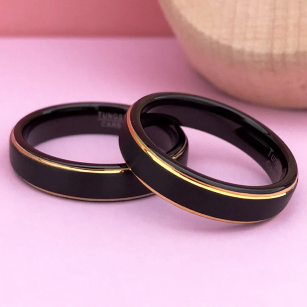 Aliança em Tungsténio Preta, com 5mm de Largura, Plana e Fosca em Cima, Dois Filamentos Dourados e Brilhantes, Preta e Arredondada nos Lados - REF1115 - Image 7