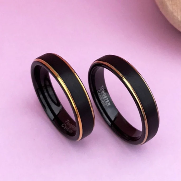 Aliança em Tungsténio Preta, com 5mm de Largura, Plana e Fosca em Cima, Dois Filamentos Dourados e Brilhantes, Preta e Arredondada nos Lados - REF1115 - Image 8