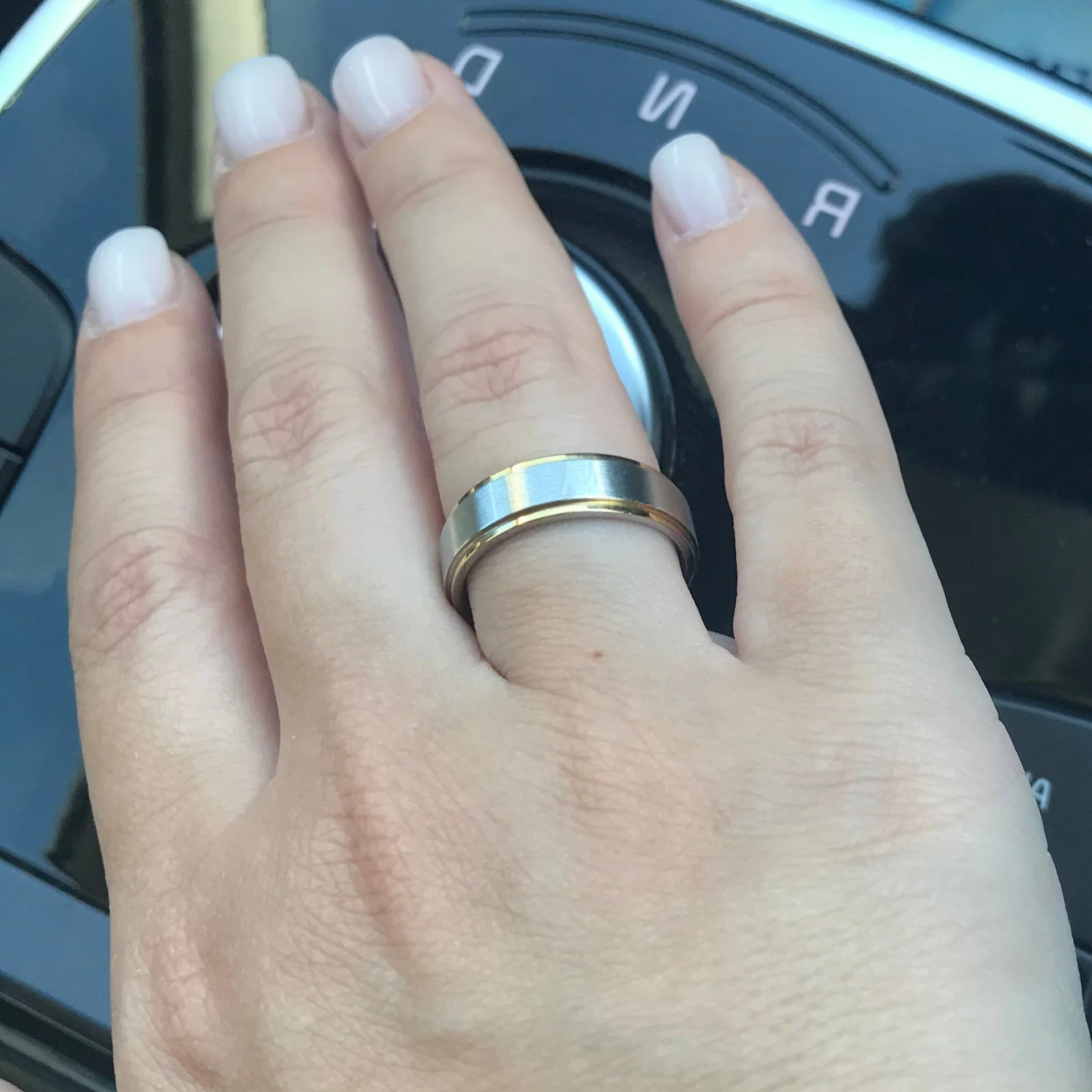 Aliança Matte com Rebordo Dourado 6mm e 8mm em Aço para Casamento, Namoro ou Compromisso - REF00031 - Image 5