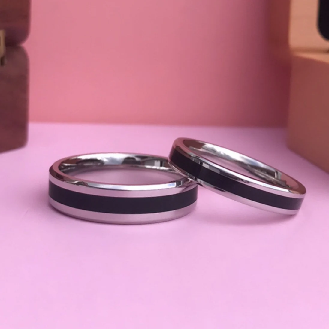 Aliança Prateada com Banda Preta 4mm e 6mm em Aço para Casamento, Namoro ou Compromisso - REF00004 - Image 5