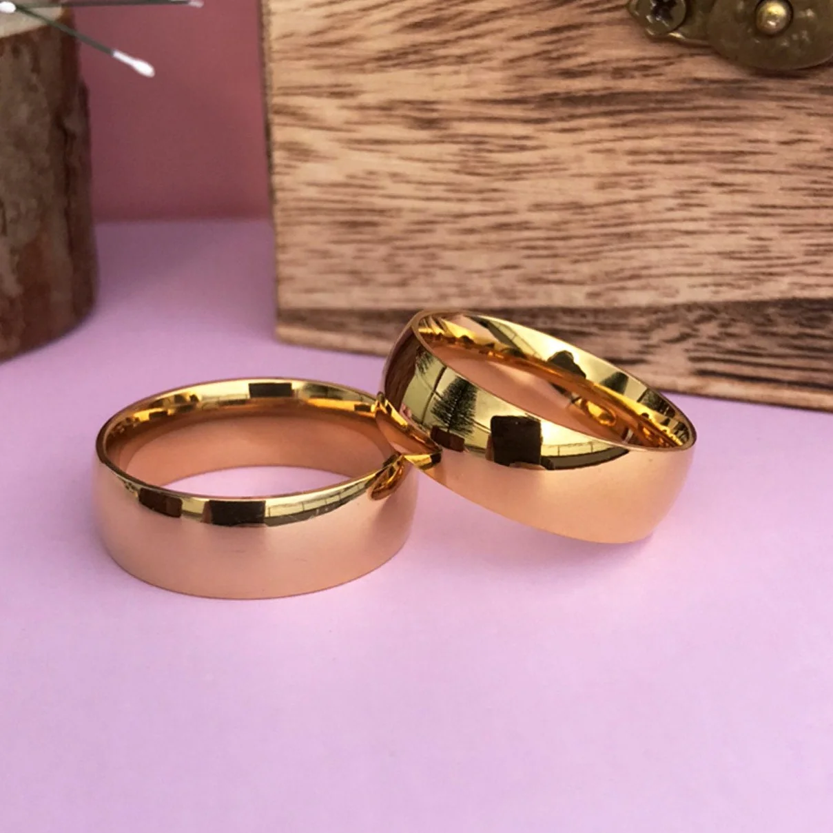 Aliança Tradicional Dourada Larga (8mm) em Aço para Casamento, Namoro ou Compromisso - REF1814000 - Image 3