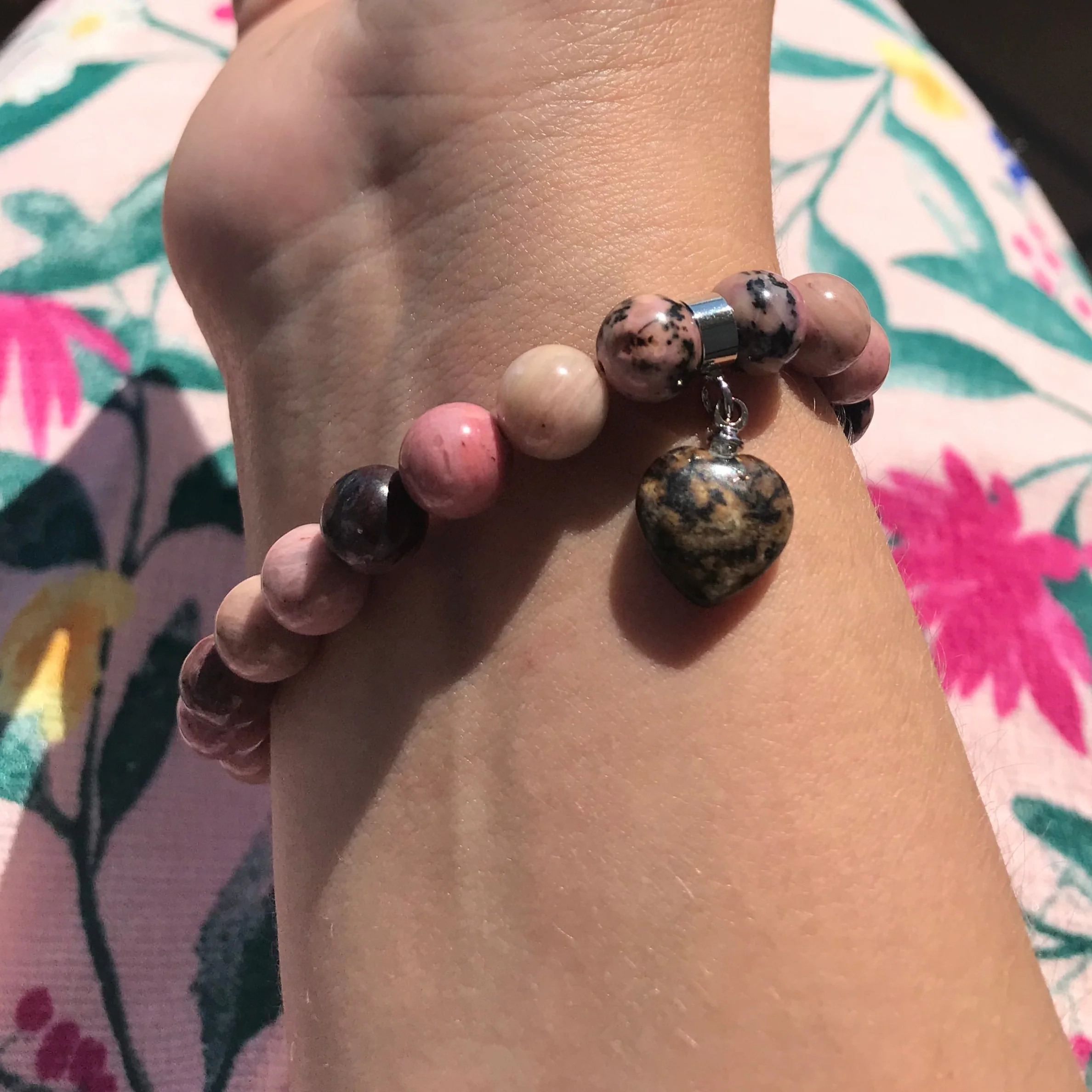 Pulseira com Pedras Naturais Rodonite - Símbolo do Equilíbrio Emocional - com Coração - REF1052 - Image 7