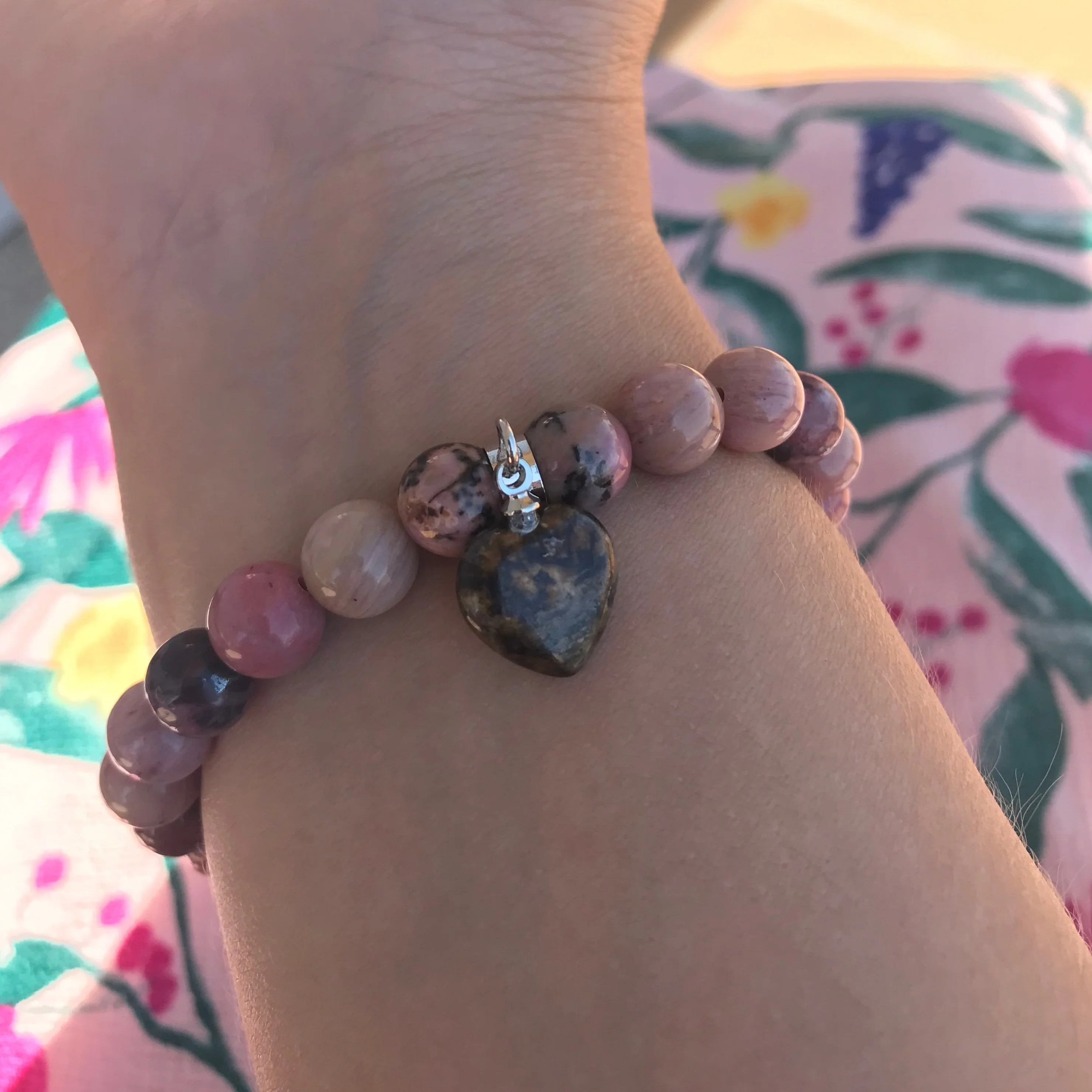 Pulseira com Pedras Naturais Rodonite - Símbolo do Equilíbrio Emocional - com Coração - REF1052 - Image 8